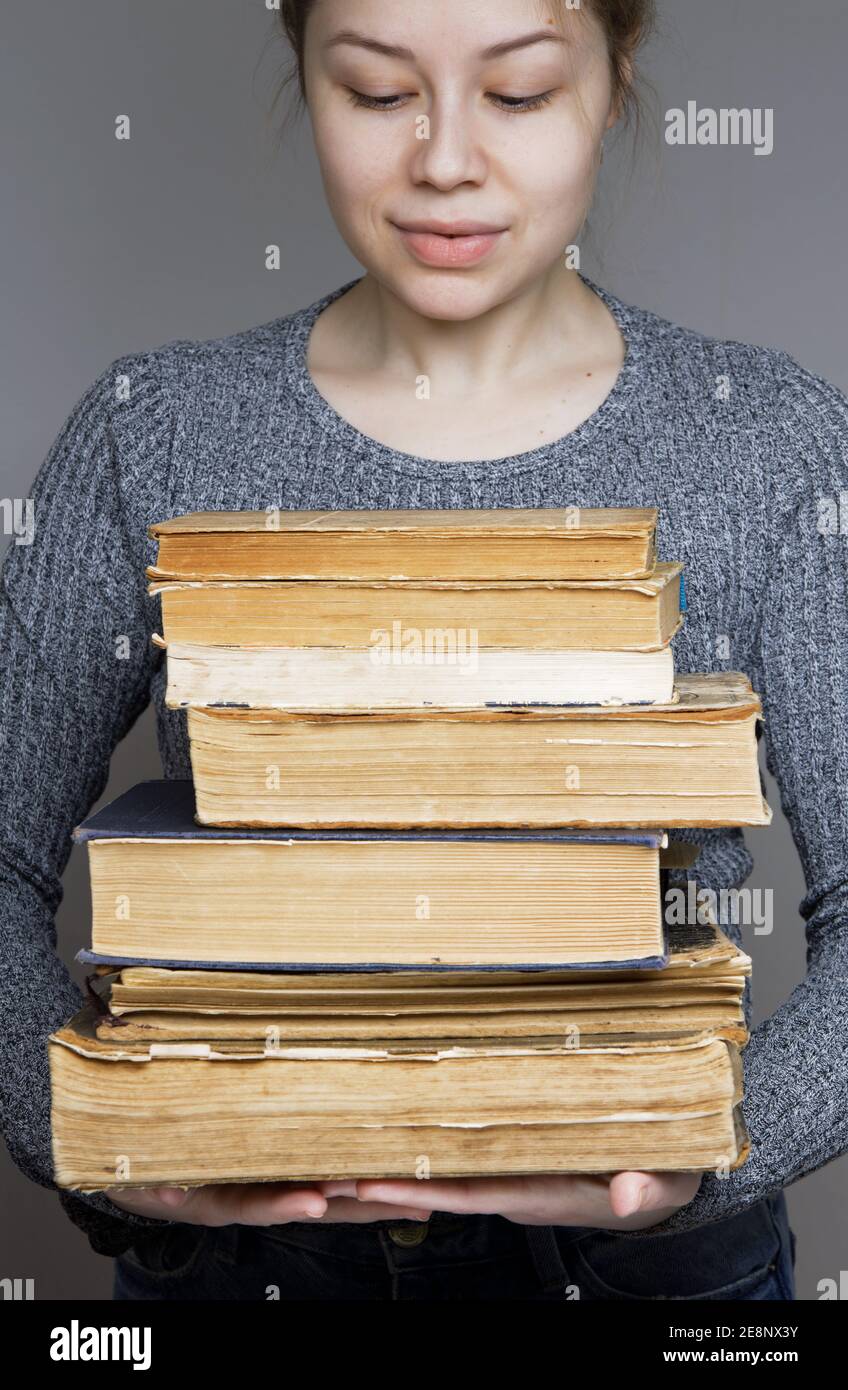 Portrait eines Studenten, der in der Bibliothek studiert Stockfoto