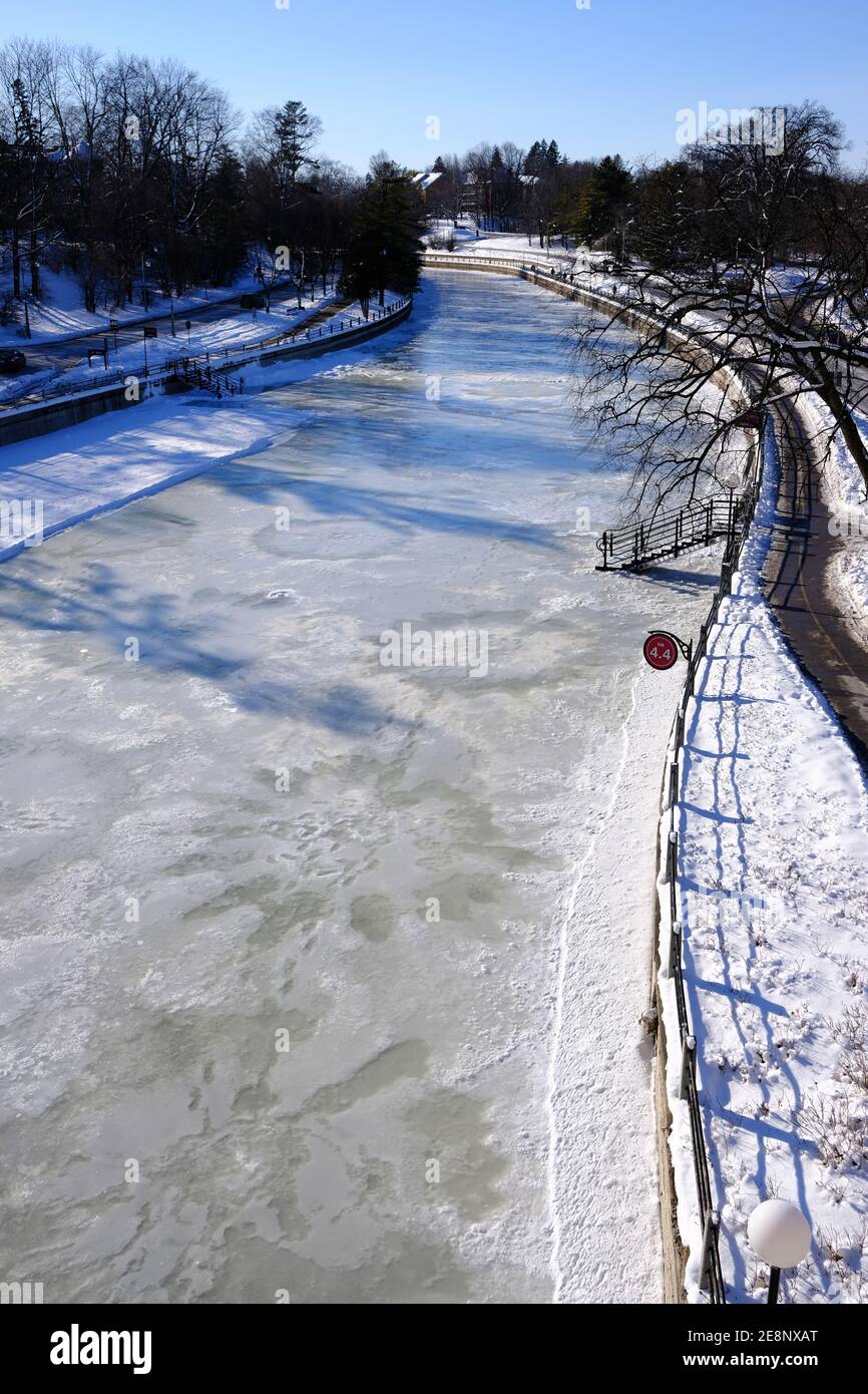 Der gefrorene Rideau-Kanal von der Bank Street Bridge aus gesehen, nach Westen schauend. Noch nicht zum Schlittschuhlaufen geöffnet. Ottawa, Ontario, kanada. Stockfoto