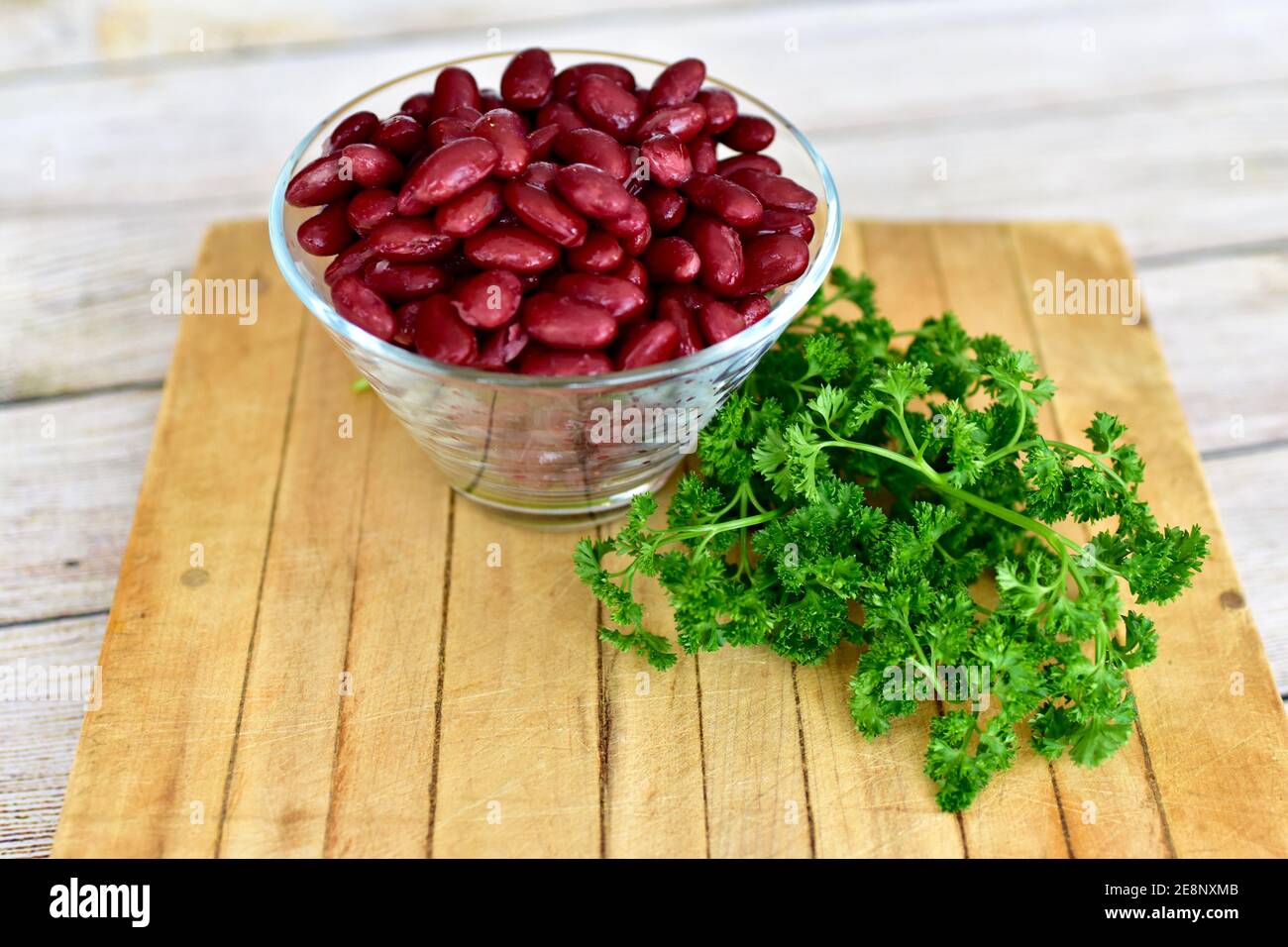 Ganze Lebensmittel rote Kidney Bohnen in einfachen Glas Schüssel für gesunde Ernährung Leben mit frischen grünen Kräutern, Konzept, Kopie Raum angezeigt Stockfoto