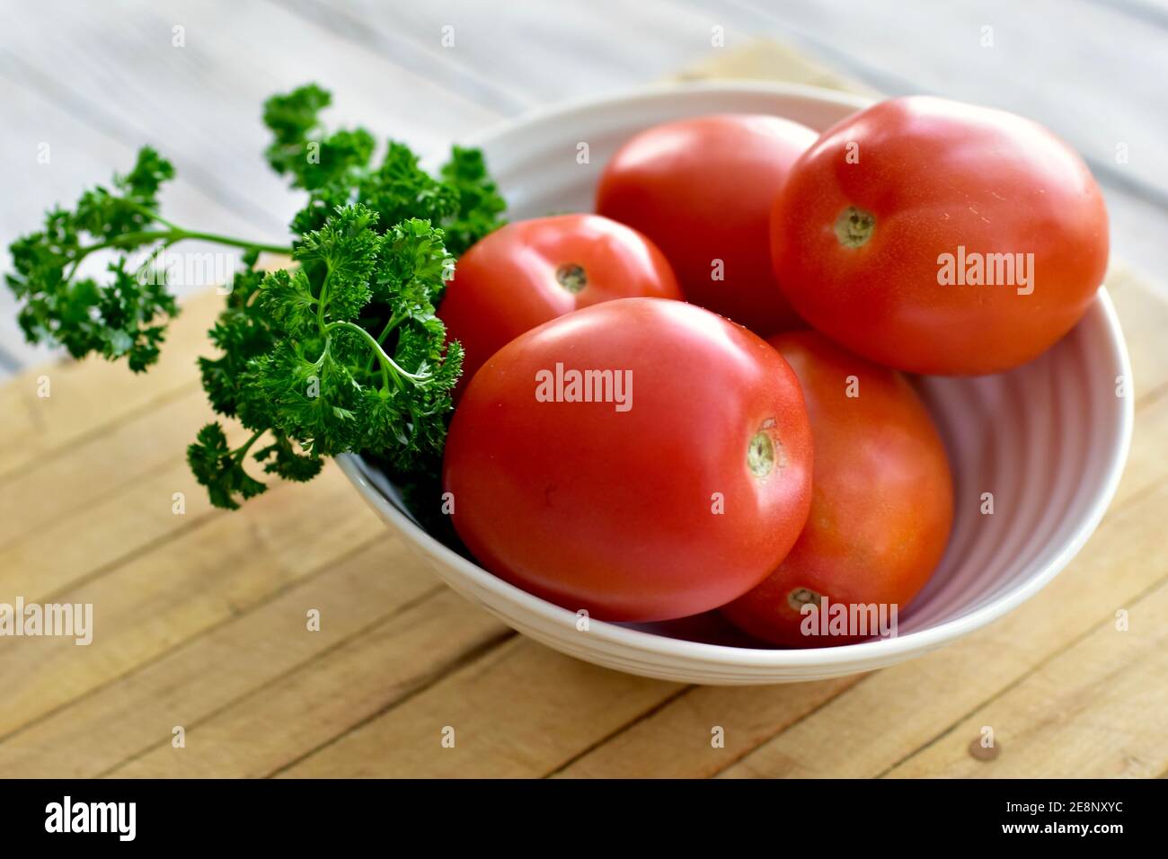 Einfache Schüssel mit frischen Tomaten und gesunden Kräutern, Konzept Foto mit Kopierer Platz für gesunde Lebensweise Ernährung und sauberes Wohnen und Kochen Stockfoto