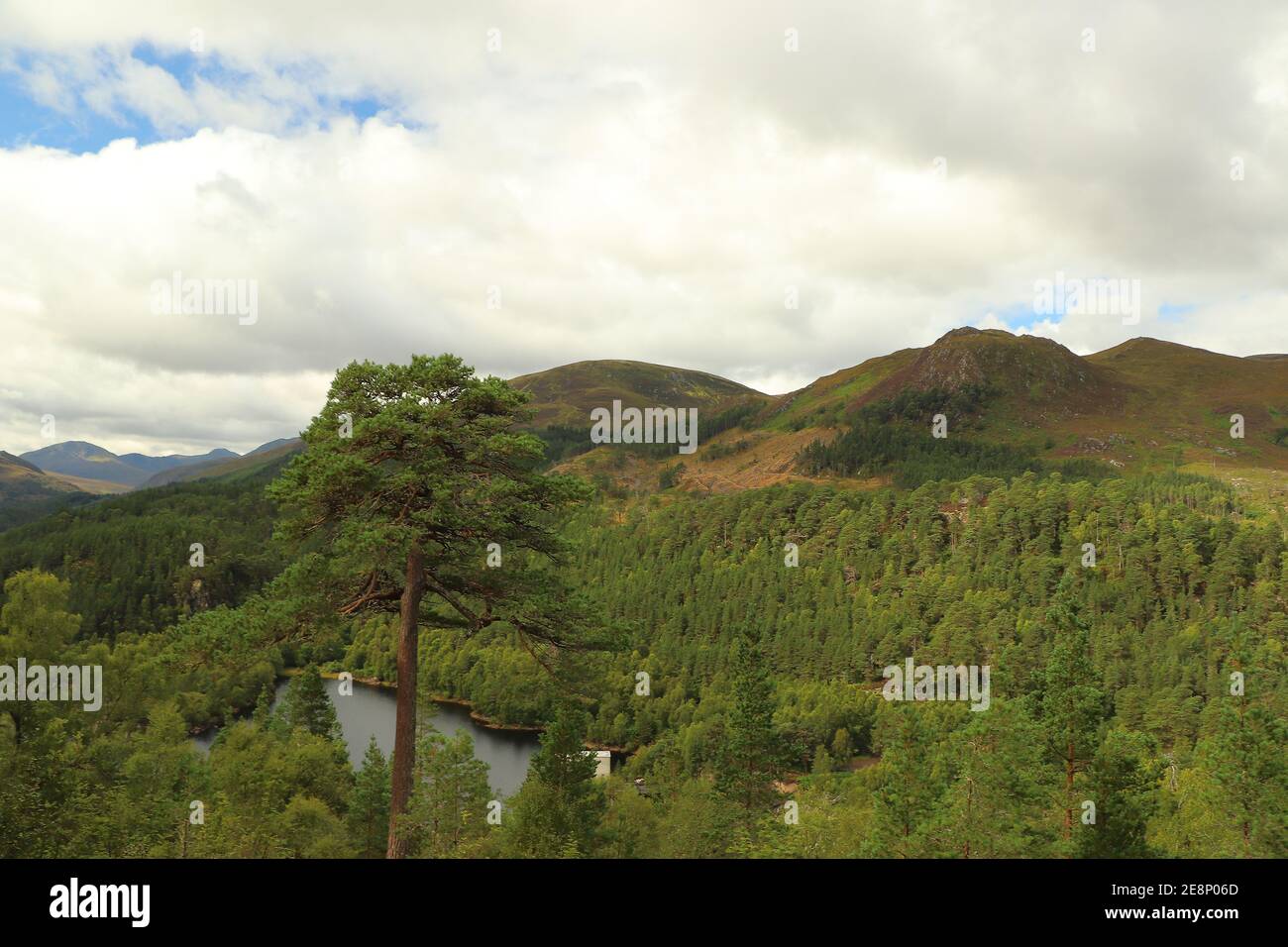 Ein Blick von den Hügeln Schottlands auf die Täler, Flüsse und Seen Stockfoto