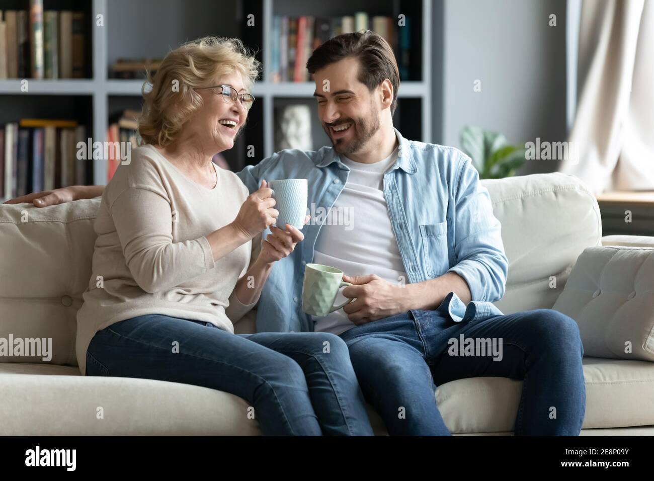 Glückliche ältere reife Frau, die mit erwachsenem Sohn kommuniziert. Stockfoto