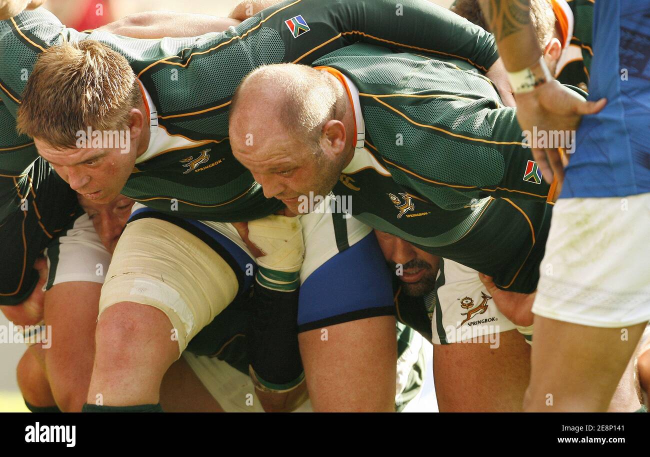 Die Südafrikaner John Smit und OS Du Randt auf dem Scrum während des IRB Rugby World Cup Spiels Pool A - Südafrika gegen Samoa im Parc des Princes, Paris, Frankreich, am 9. September 2007. Südafrika gewann 59:7. Foto Pool Rugby 2007/Cameleon/ABACAPRESS.COM Stockfoto