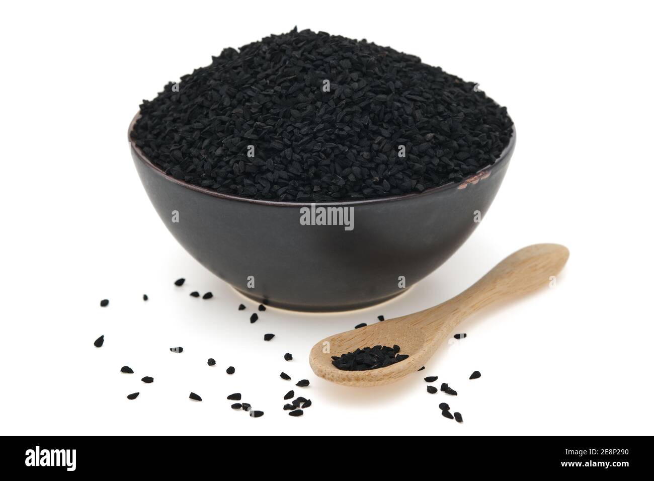 Schale mit schwarzem Kreuzkümmel oder römischen Koriandersamen auf weiß. Stockfoto