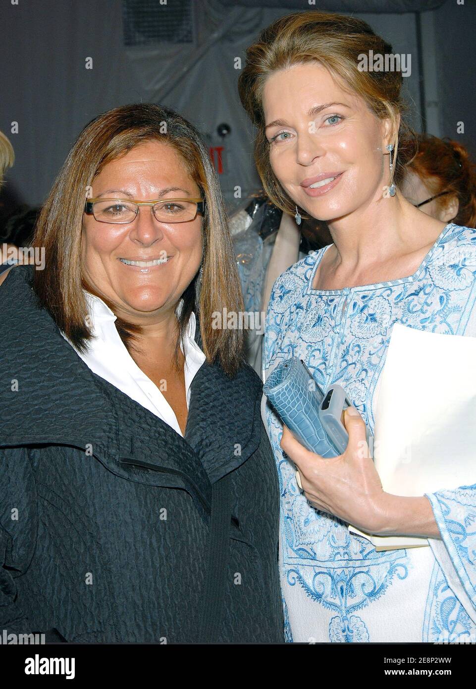 Königin Noor von Jordanien (und Fern Mallis backstage) für die Sammlungs-Show Naeem Kahn während der Mercedes Benz Fashion Week Spring 2008 im Bryant Park in New York City, NY, USA am 11. September 2007. Foto von Graylock/ABACAPRESS.COM Stockfoto
