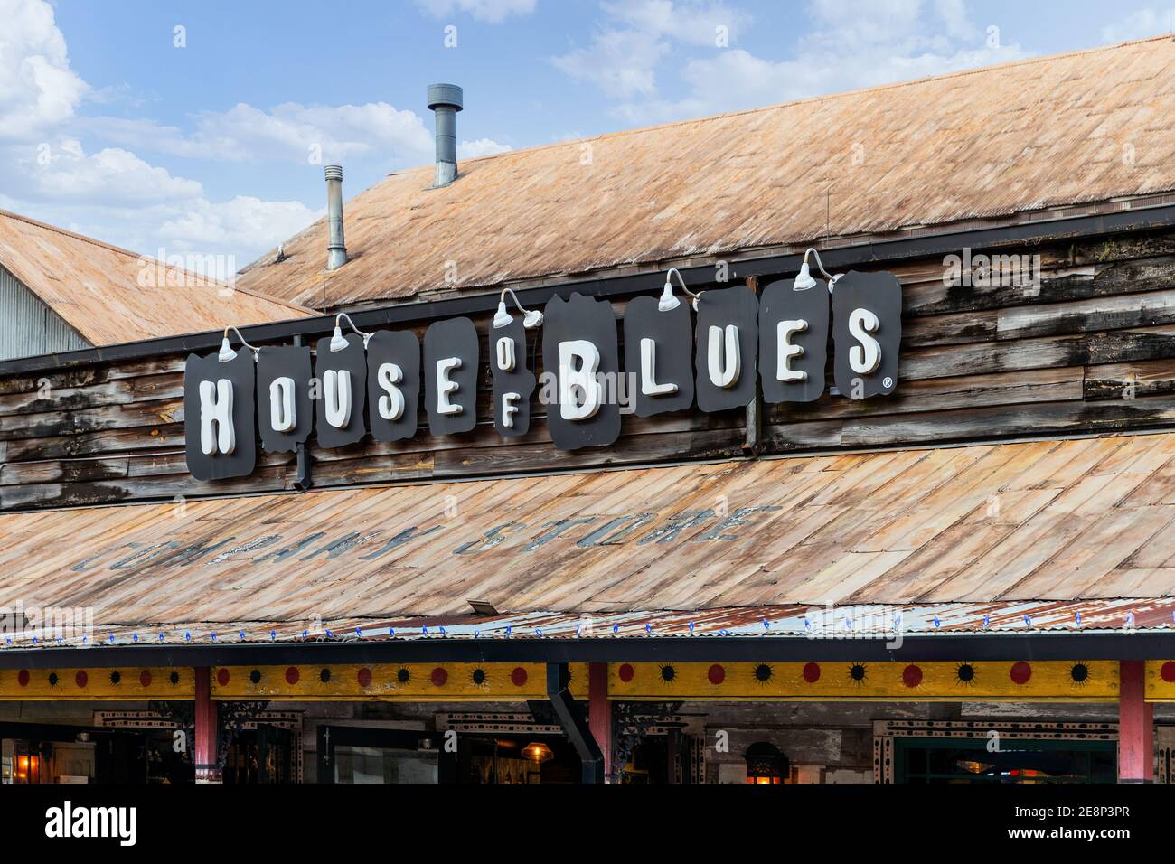 Das House of Blues Zeichen und Logo auf dem Firmenladen, der neben dem Musikort liegt. Stockfoto