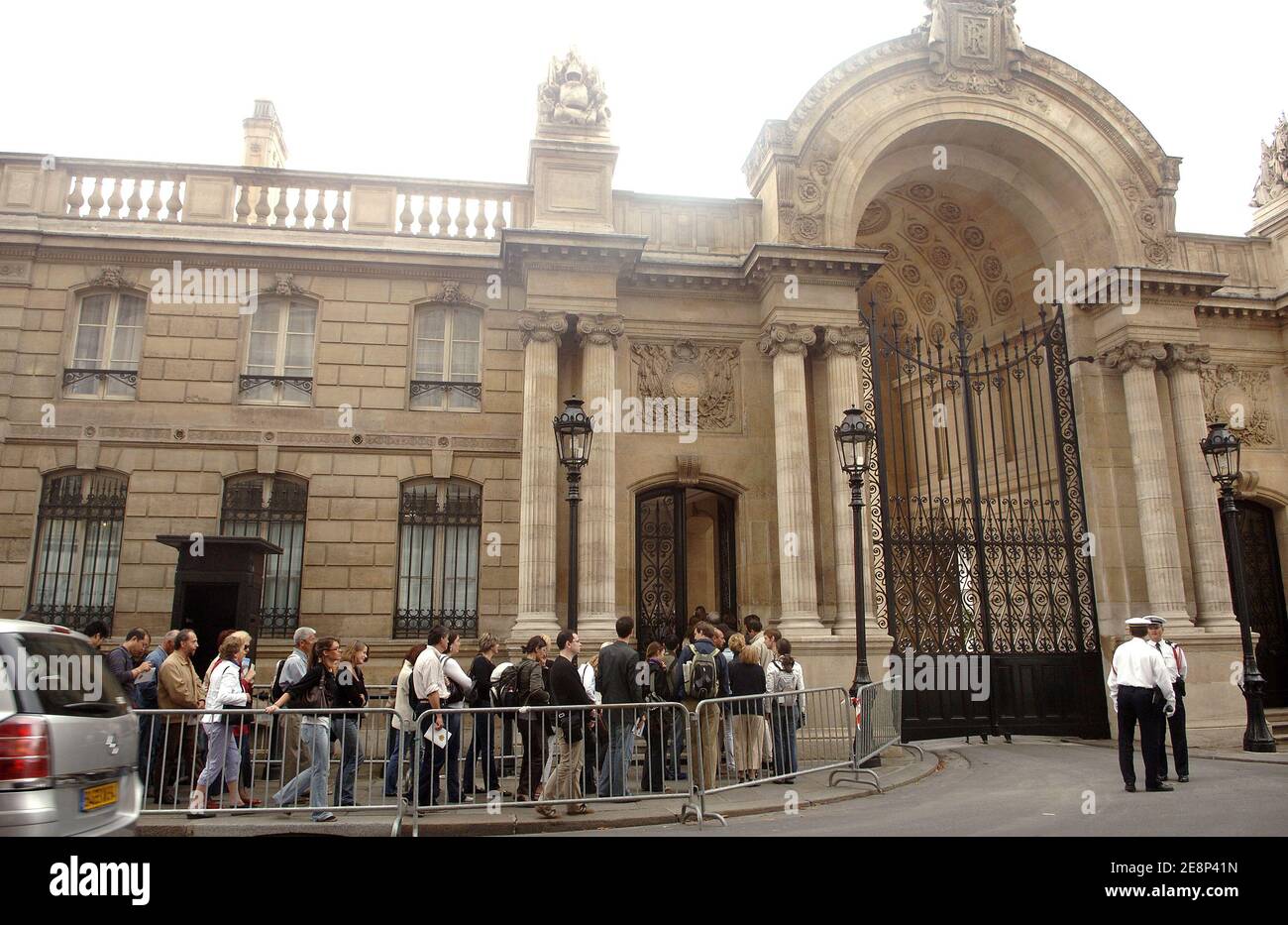 Besucher warten auf den Besuch des Elysee-Palastes während des Journees du Patrimoine in Paris, Frankreich am 15. September 2007. Foto von Giancarlo Gorassini/ABACAPRESS.COM Stockfoto