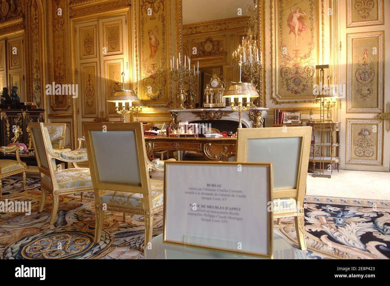 Besucher warten auf den Besuch des Elysee-Palastes während des Journees du Patrimoine in Paris, Frankreich am 15. September 2007. Foto von Giancarlo Gorassini/ABACAPRESS.COM Stockfoto