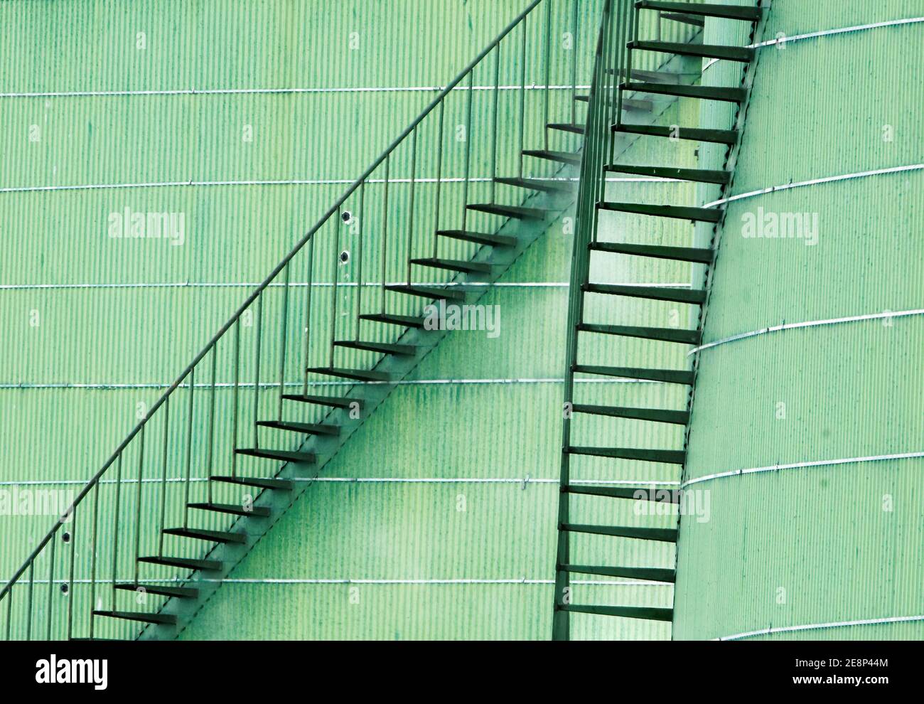 Treppen an der Seite von grünen Öltanks, Marathon Anacortes Raffinerie, March Point, Skagit County, Washington, USA Stockfoto