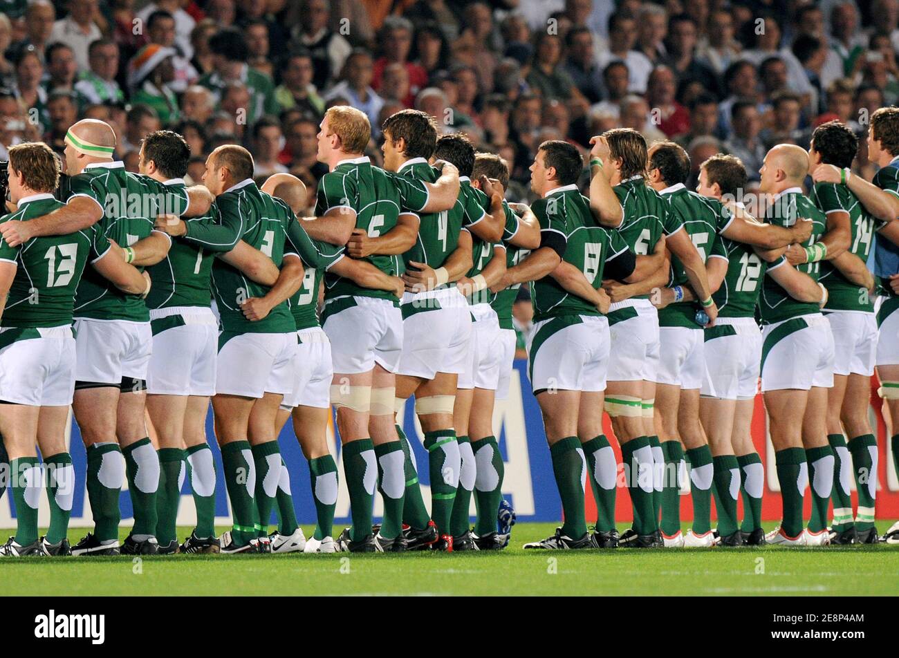 Die irischen Spieler singen ihre Nationalhymne vor dem IRB Rugby World Cup 2007, Pool D, Irland gegen Georgien im Chaban Delmas Stadium in Bordeaux, Frankreich am 15. September 2007. Foto von Nicolas Gouhier/Cameleon/ABACAPRESS.COM Stockfoto