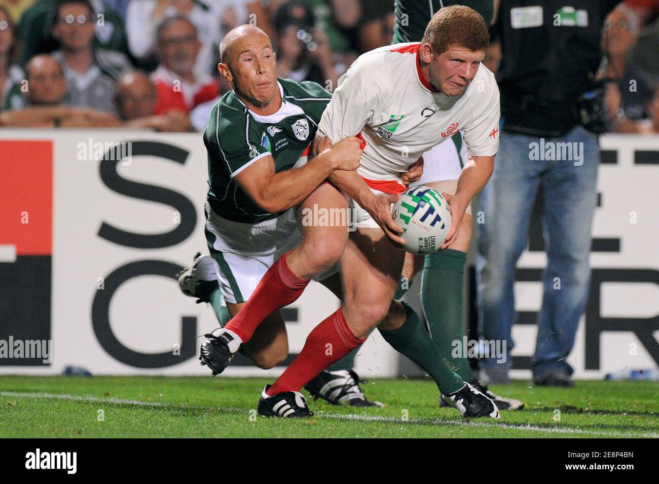 Georgiens Prop Mamuka Magrakvelidze und Irlands Flügelspieler Denis Hickie während der IRB Rugby World Cup 2007, Pool D, Irland gegen Georgien im Chaban Delmas Stadium in Bordeaux, Frankreich am 15. September 2007. Foto von Nicolas Gouhier/Cameleon/ABACAPRESS.COM Stockfoto