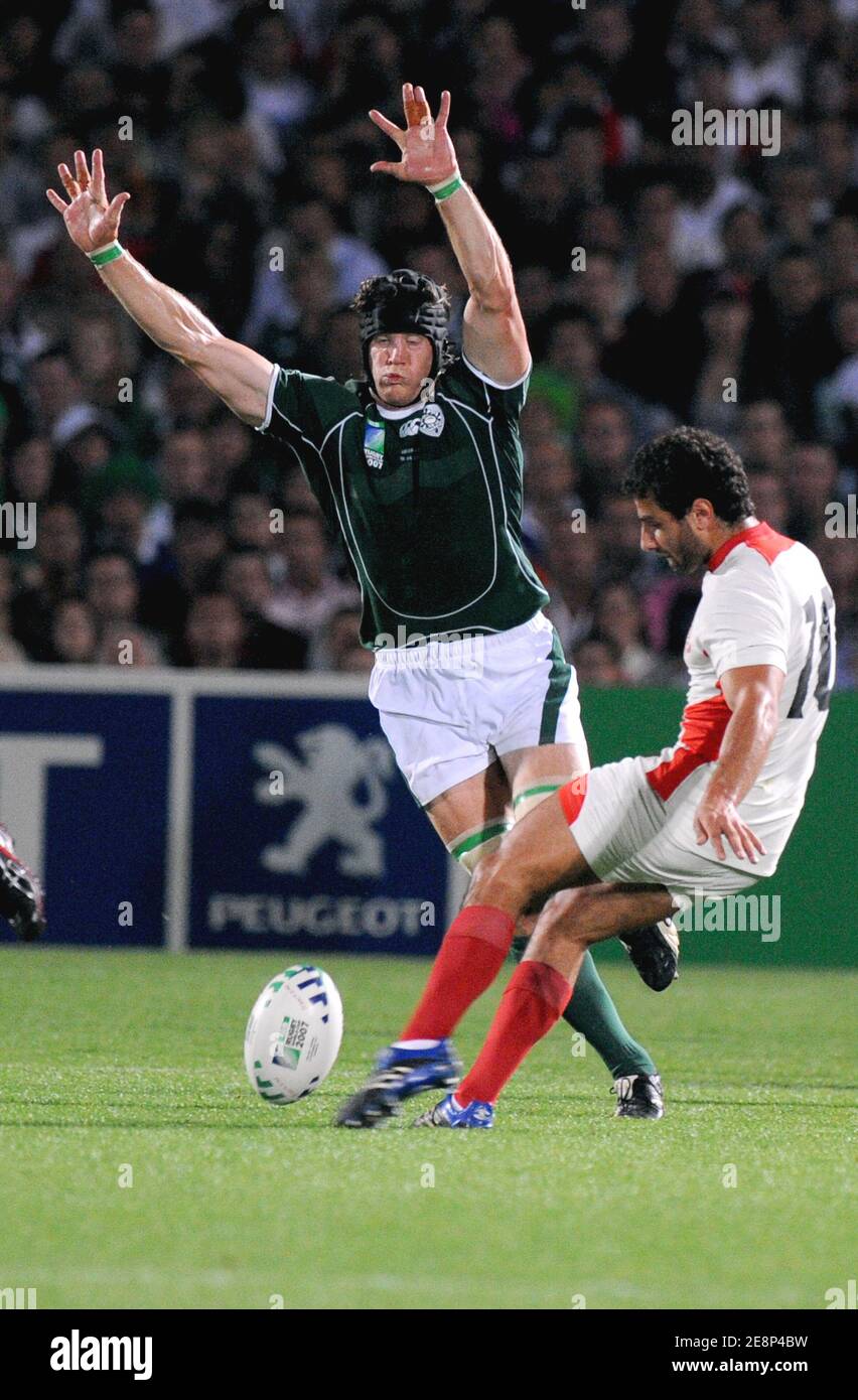 Georgiens Merab Kvirikashvili und Irlands Flanker Simon Easterby während der IRB Rugby World Cup 2007, Pool D, Irland gegen Georgien im Chaban Delmas Stadium in Bordeaux, Frankreich am 15. September 2007. Foto von Nicolas Gouhier/Cameleon/ABACAPRESS.COM Stockfoto