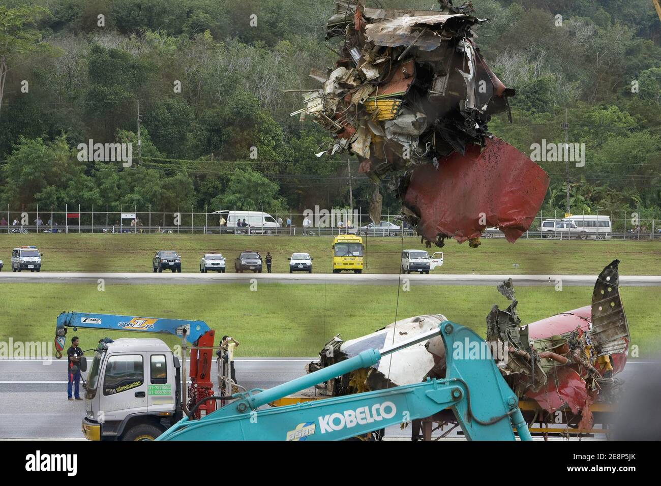 Rettungskräfte begutachten am 17. September 2007 den Flugzeugabsturz auf dem Flughafen von Phuket in Thailand.EIN Billigflugzeug mit 128 Personen an Bord stürzte am 16. September 2007 auf der thailändischen Ferieninsel Phuket ab. 88 Menschen wurden getötet, als es aufbrach und in Flammen aufging, während er versuchte, bei starkem Regen zu landen.die restlichen 42 Menschen an Bord des Fluges aus Bangkok überlebten und wurden in nahe gelegenen Krankenhäusern wegen einer Vielzahl von Verletzungen behandelt. Foto von Patrick Durand/ABACAPRESS.COM Stockfoto