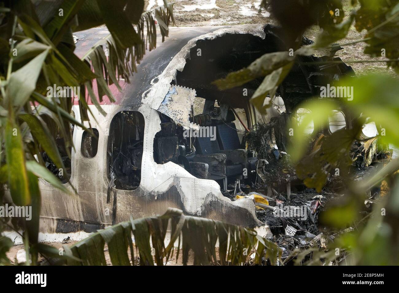 Rettungskräfte begutachten am 17. September 2007 den Flugzeugabsturz auf dem Flughafen von Phuket in Thailand.EIN Billigflugzeug mit 128 Personen an Bord stürzte am 16. September 2007 auf der thailändischen Ferieninsel Phuket ab. 88 Menschen wurden getötet, als es aufbrach und in Flammen aufging, während er versuchte, bei starkem Regen zu landen.die restlichen 42 Menschen an Bord des Fluges aus Bangkok überlebten und wurden in nahe gelegenen Krankenhäusern wegen einer Vielzahl von Verletzungen behandelt. Foto von Patrick Durand/ABACAPRESS.COM Stockfoto