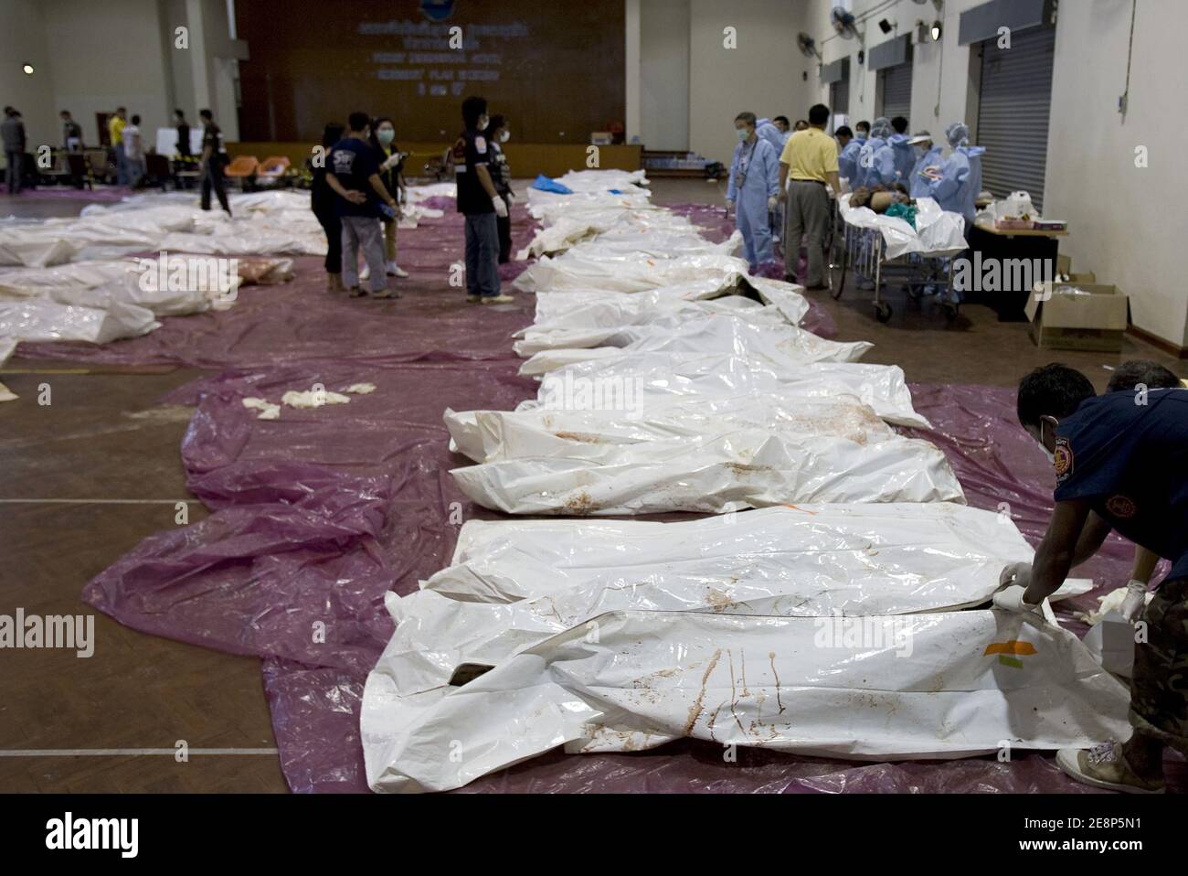 Am 17. September 2007 überprüfen forensische Arbeiter die Leichen von Passagieren eines thailändischen Flugzeugs in einem Gebäude auf dem internationalen Flughafen Phuket, Phuket, Thailand.EIN Billigflugzeug mit 128 Personen an Bord stürzte am 16. September 2007 auf der thailändischen Ferieninsel Phuket ab. 88 Menschen wurden getötet, als es aufbrach und in Flammen aufging, während er versuchte, bei starkem Regen zu landen.die restlichen 42 Menschen an Bord des Fluges aus Bangkok überlebten und wurden in nahe gelegenen Krankenhäusern wegen einer Vielzahl von Verletzungen behandelt. Foto von Patrick Durand/ABACAPRESS.COM Stockfoto