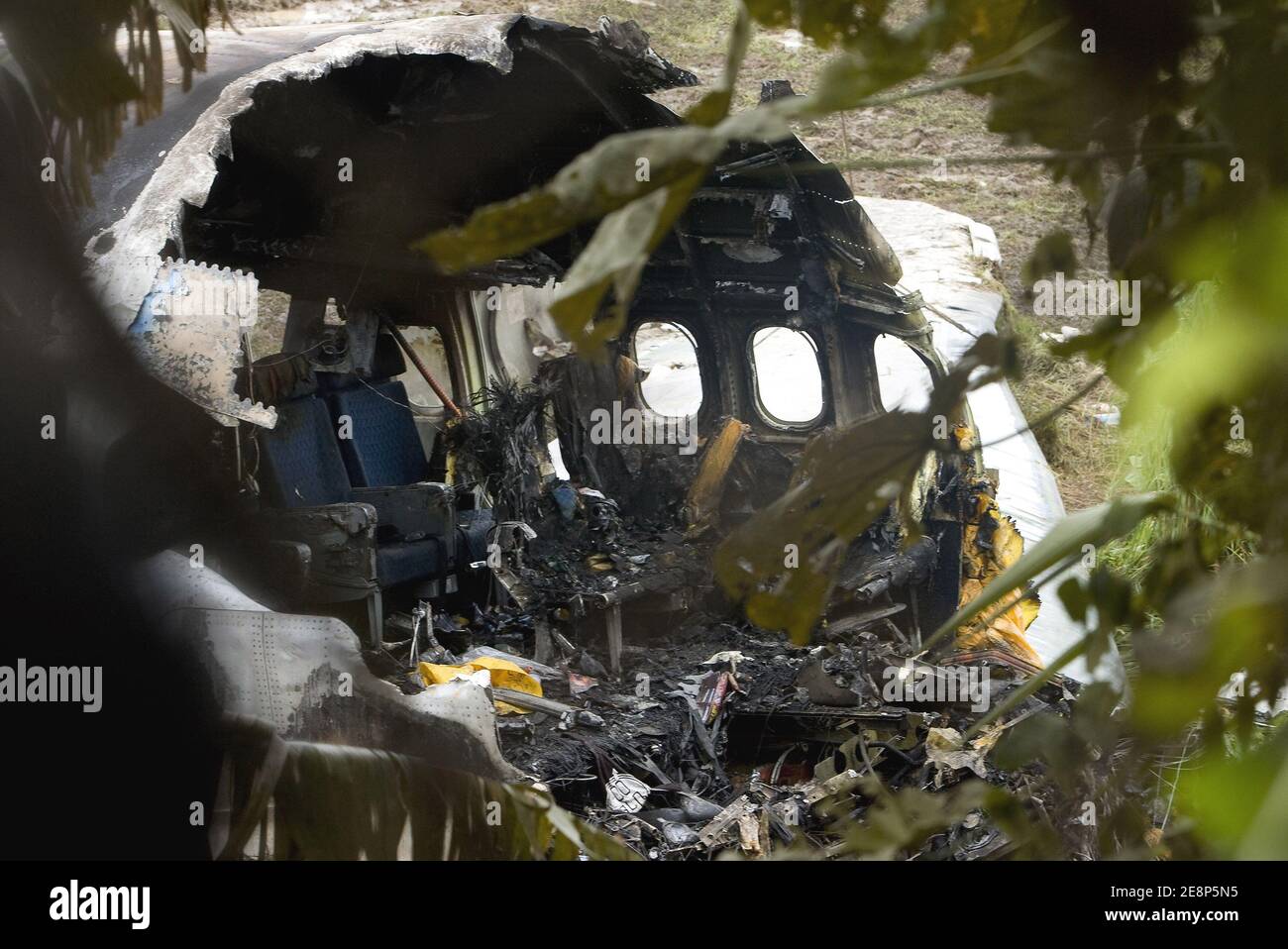 Rettungskräfte begutachten am 17. September 2007 den Flugzeugabsturz auf dem Flughafen von Phuket in Thailand.EIN Billigflugzeug mit 128 Personen an Bord stürzte am 16. September 2007 auf der thailändischen Ferieninsel Phuket ab. 88 Menschen wurden getötet, als es aufbrach und in Flammen aufging, während er versuchte, bei starkem Regen zu landen.die restlichen 42 Menschen an Bord des Fluges aus Bangkok überlebten und wurden in nahe gelegenen Krankenhäusern wegen einer Vielzahl von Verletzungen behandelt. Foto von Patrick Durand/ABACAPRESS.COM Stockfoto