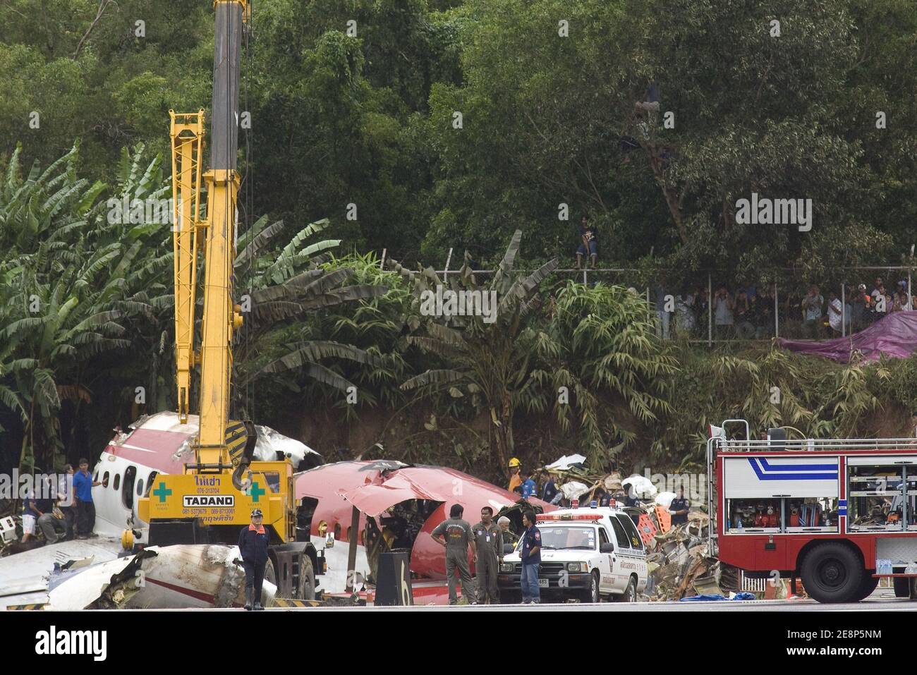 Rettungskräfte begutachten am 17. September 2007 den Flugzeugabsturz auf dem Flughafen von Phuket in Thailand.EIN Billigflugzeug mit 128 Personen an Bord stürzte am 16. September 2007 auf der thailändischen Ferieninsel Phuket ab. 88 Menschen wurden getötet, als es aufbrach und in Flammen aufging, während er versuchte, bei starkem Regen zu landen.die restlichen 42 Menschen an Bord des Fluges aus Bangkok überlebten und wurden in nahe gelegenen Krankenhäusern wegen einer Vielzahl von Verletzungen behandelt. Foto von Patrick Durand/ABACAPRESS.COM Stockfoto
