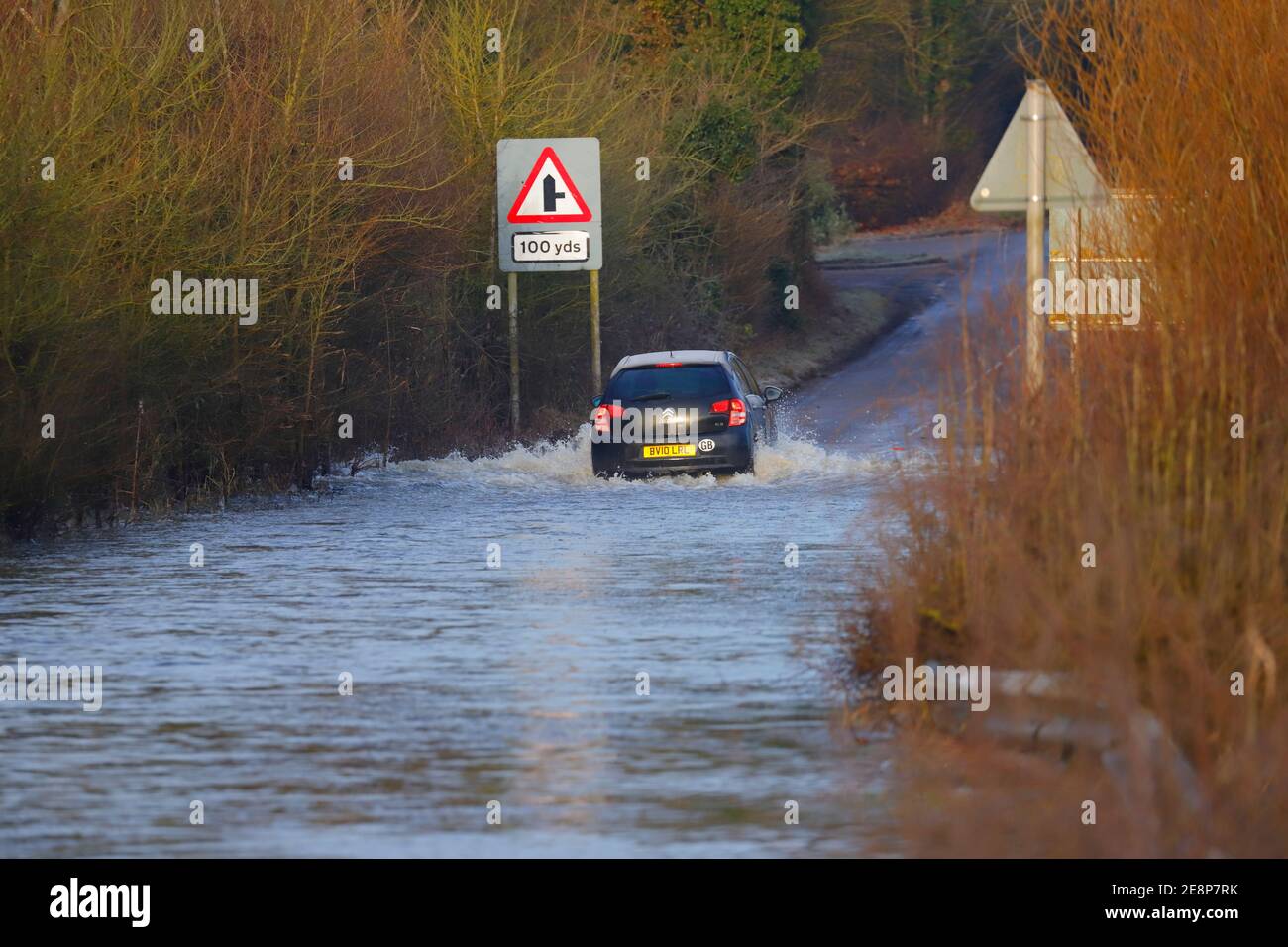 Ein Autofahrer fährt auf der Newton Lane in Fairburn durch das Flutwasser Nachdem er am 21. Januar von Storm Christoph überflutet wurde 2021 Stockfoto