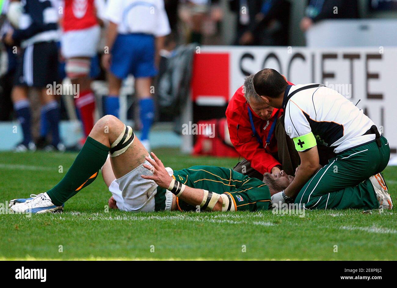 Südafrika ' s Rossouw erhält medizinische Hilfe während der IRB Rugby World Cup 2007, Pool A, Südafrika gegen Tonga im Bollaert-Stadion in Lens, Frankreich am 22. September 2007. Foto von Mehdi Taamallah/Cameleon/ABACAPRESS.COM Stockfoto