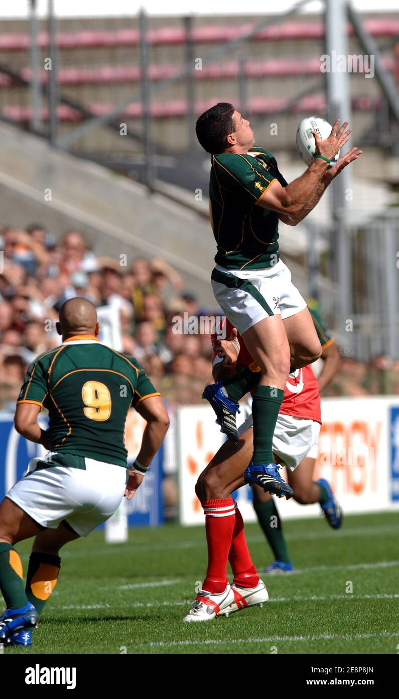 Südafrikas Fly-half Andre Pretorius fängt einen Ball während der IRB Rugby World Cup 2007, Pool A, Südafrika gegen Tonga im Bollaert-Stadion in Lens, Frankreich am 22. September 2007. Foto von Christophe Guibbaud/Cameleon/ABACAPRESS.COM Stockfoto