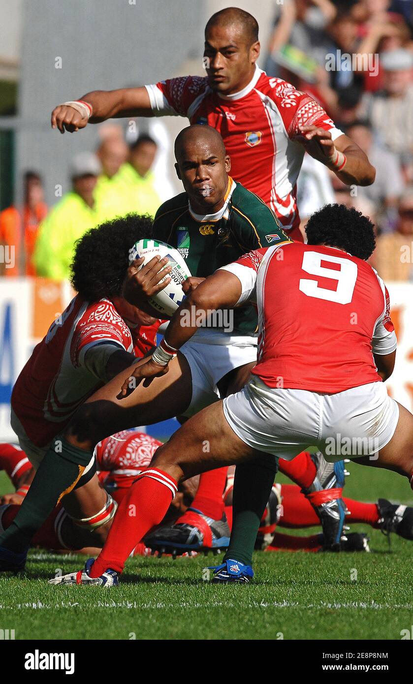 Südafrikas JP Pietersen findet keinen Weg durch die Tonga-Verteidigung während der IRB Rugby World Cup 2007, Pool A, Südafrika gegen Tonga im Bollaert-Stadion in Lens, Frankreich am 22. September 2007. Foto von Christophe Guibbaud/Cameleon/ABACAPRESS.COM Stockfoto