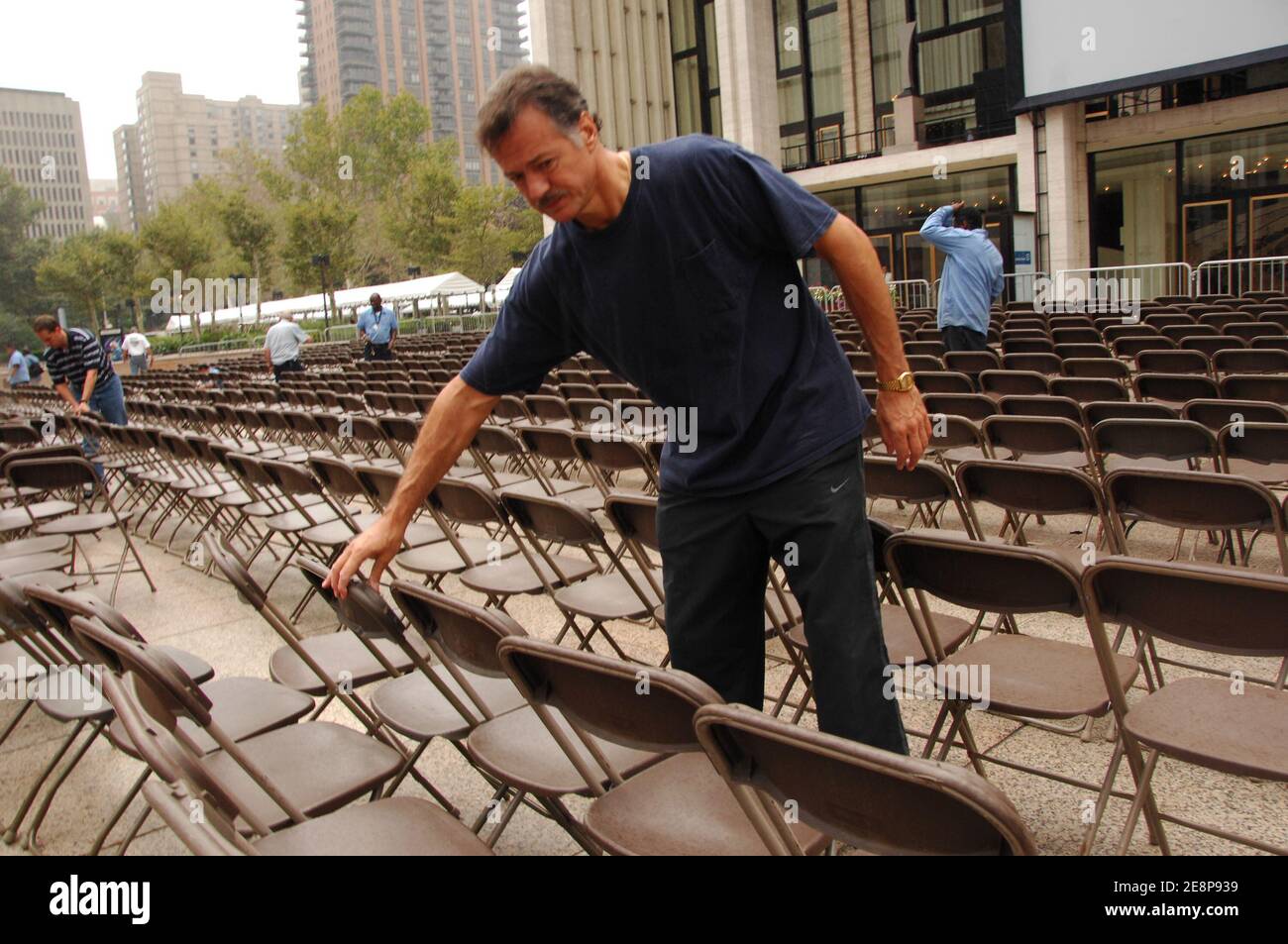 EXKLUSIV. Die Vorbereitungen vor der Metropolitan Opera in New York City, NY, USA am 22. September 2007, zwei Tage vor der Eröffnung der Saison 2007-2008. Am kommenden Montag dirigiert Music Director James Levine zum ersten Mal in seiner Karriere Donizettis Lucia di Lammermoor, und die französische Sopranistin Natalie Dessay wird die Titelrolle der Lucia übernehmen. Foto von Gregorio Binuya/ABACAPRESS.COM Stockfoto