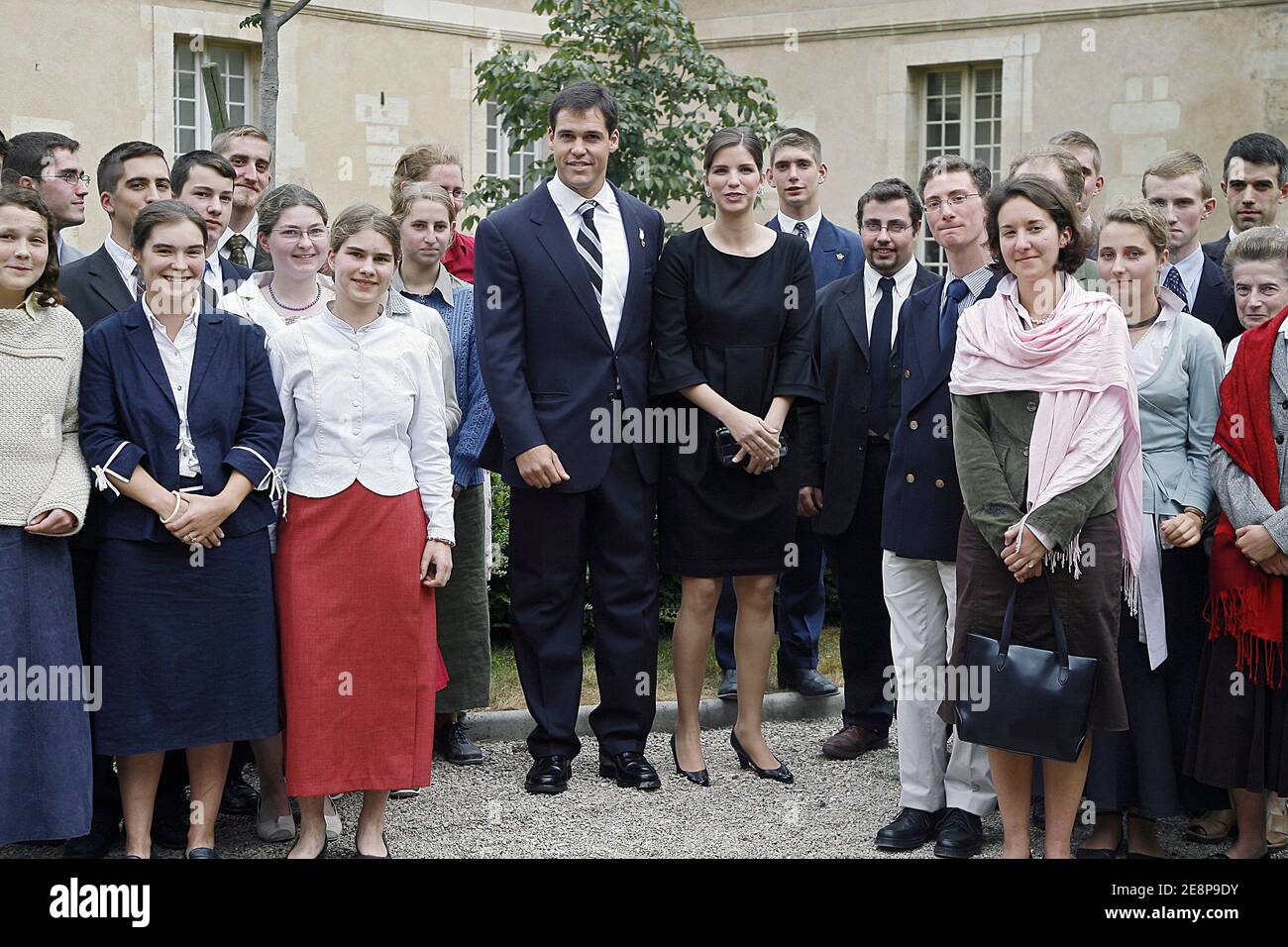 Prinz Ludwig von Bourbon, der Herzog von Anjou und seine Frau Prinzessin Marie-Marguerite, die Herzogin von Anjou, nehmen am 23. September 2007 an der Trizentennale der Invalidenspitalsfondsation in Paris, Frankreich, Teil. Foto von Thierry Orban/ABACAPRESS.COM Stockfoto