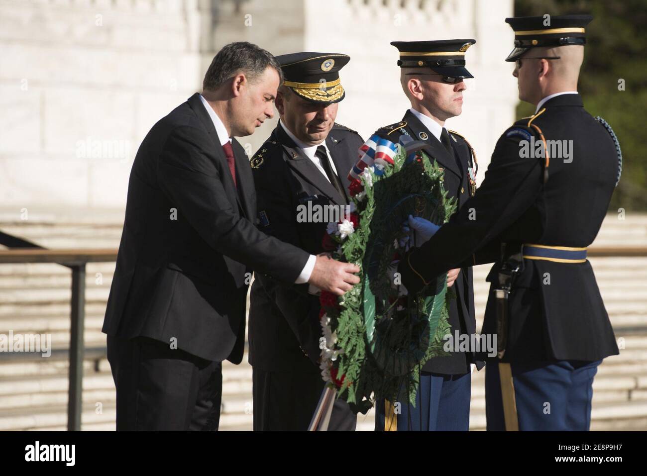 Der Minister der Kosovo-Sicherheitskräfte und Kommandant der KSF legte einen Kranz am Grab des unbekannten Soldaten auf dem Nationalfriedhof von Arlington (25937023654). Stockfoto