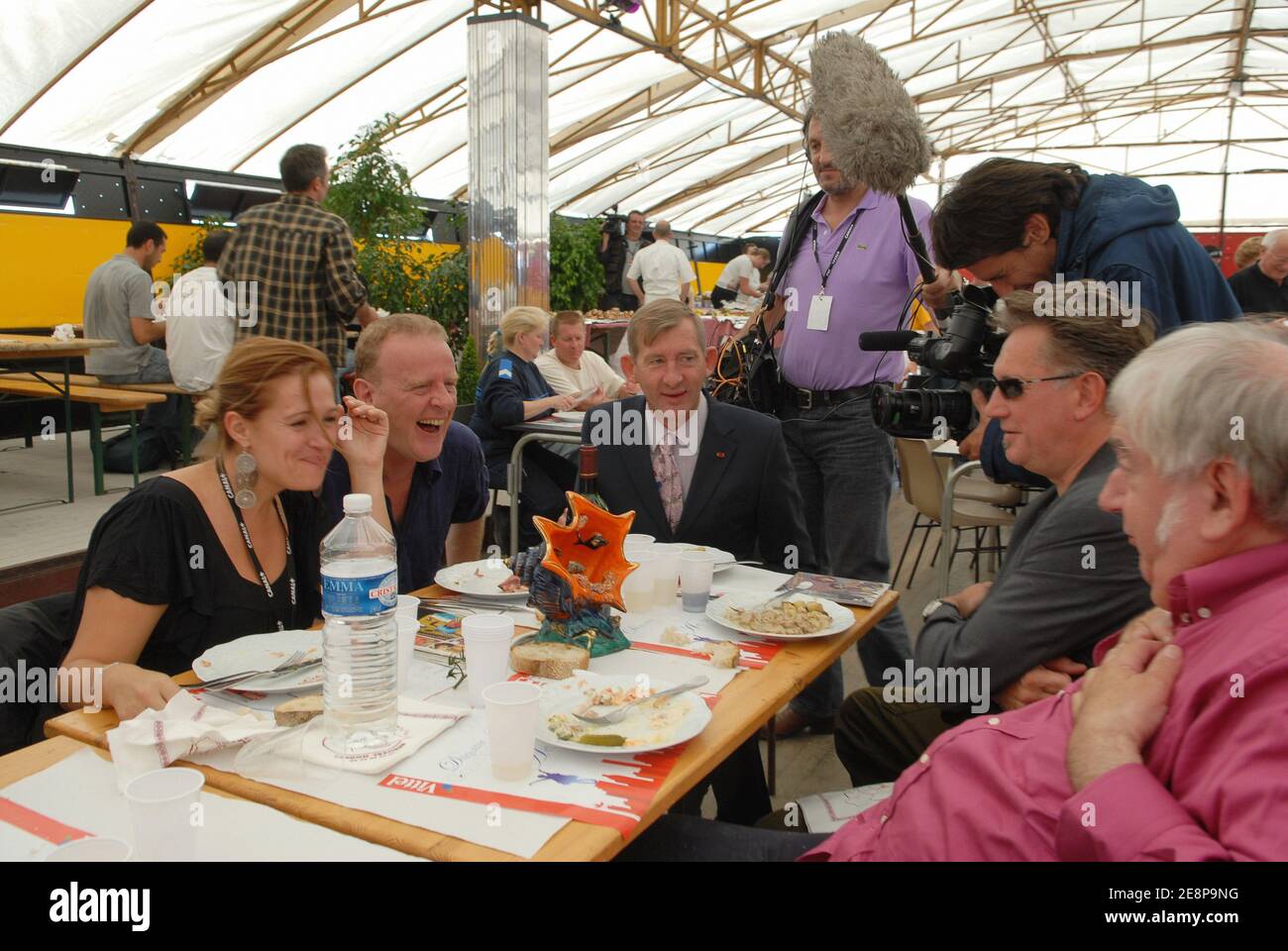 Delphine Gleize, Jean Teule, Christophe Salengro (aka der Präsident), Benoit Delepine (aka Michael Kael) und Noel Godin chatten während des 3. Groland's Film Festivals, das am 23. September 2007 in Quend, Nordfrankreich, stattfand. Foto von Ammar Abd Rabbo/ABACAPRESS.COM Stockfoto