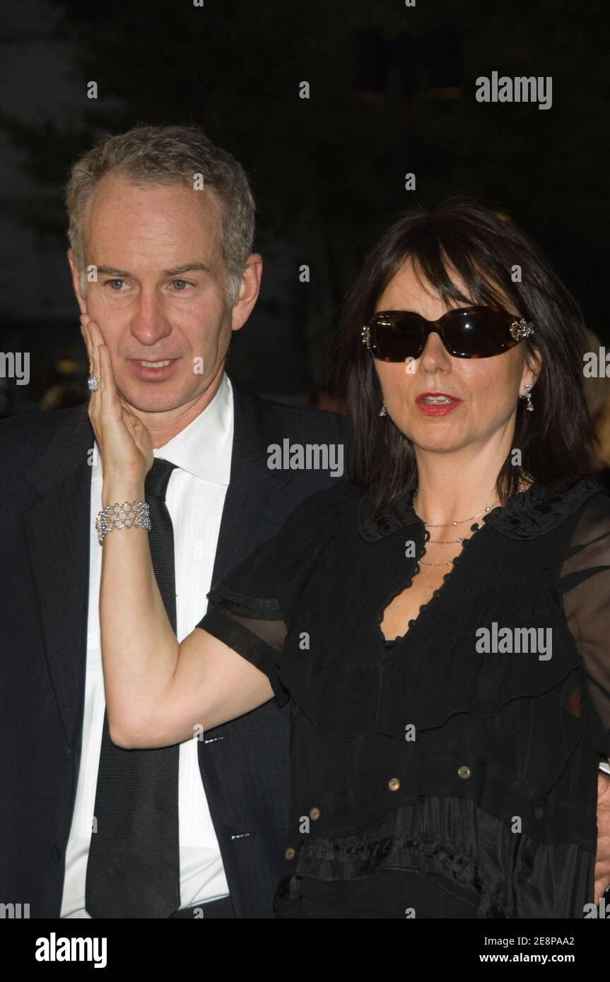 Der Tennisstar John McEnroe und seine Frau Patty Smyth kommen am 24. September 2007 zur Eröffnungsnacht der Saison 2007-2008 an der Metropolitan Opera an und spielen Donizettis "Lucia di Lammermoor" im Lincoln Center in New York City, NY, USA. Foto von Jim Rock/ABACAPRESS.COM Stockfoto