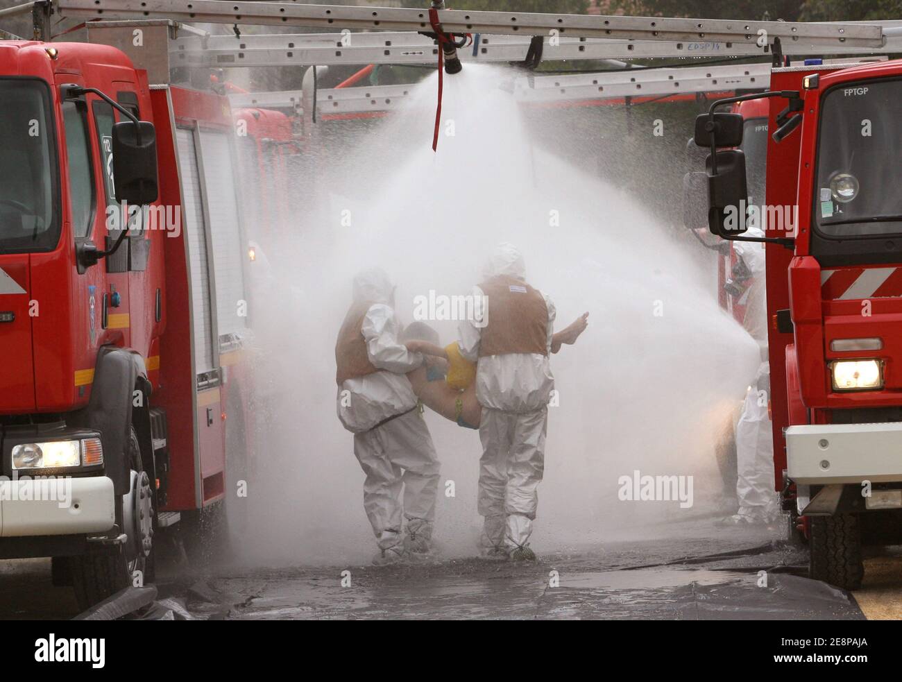 Piratox Übung während eines Konzerts, mobilisierte alle Notfallsysteme, französische Armee, Feuerwehrleute und Polizei im "Palais des Sports" in Grenoble, Frankreich am 25. September 2007. Fotos von Vincent Dargent/ABACAPRESS.COM Stockfoto