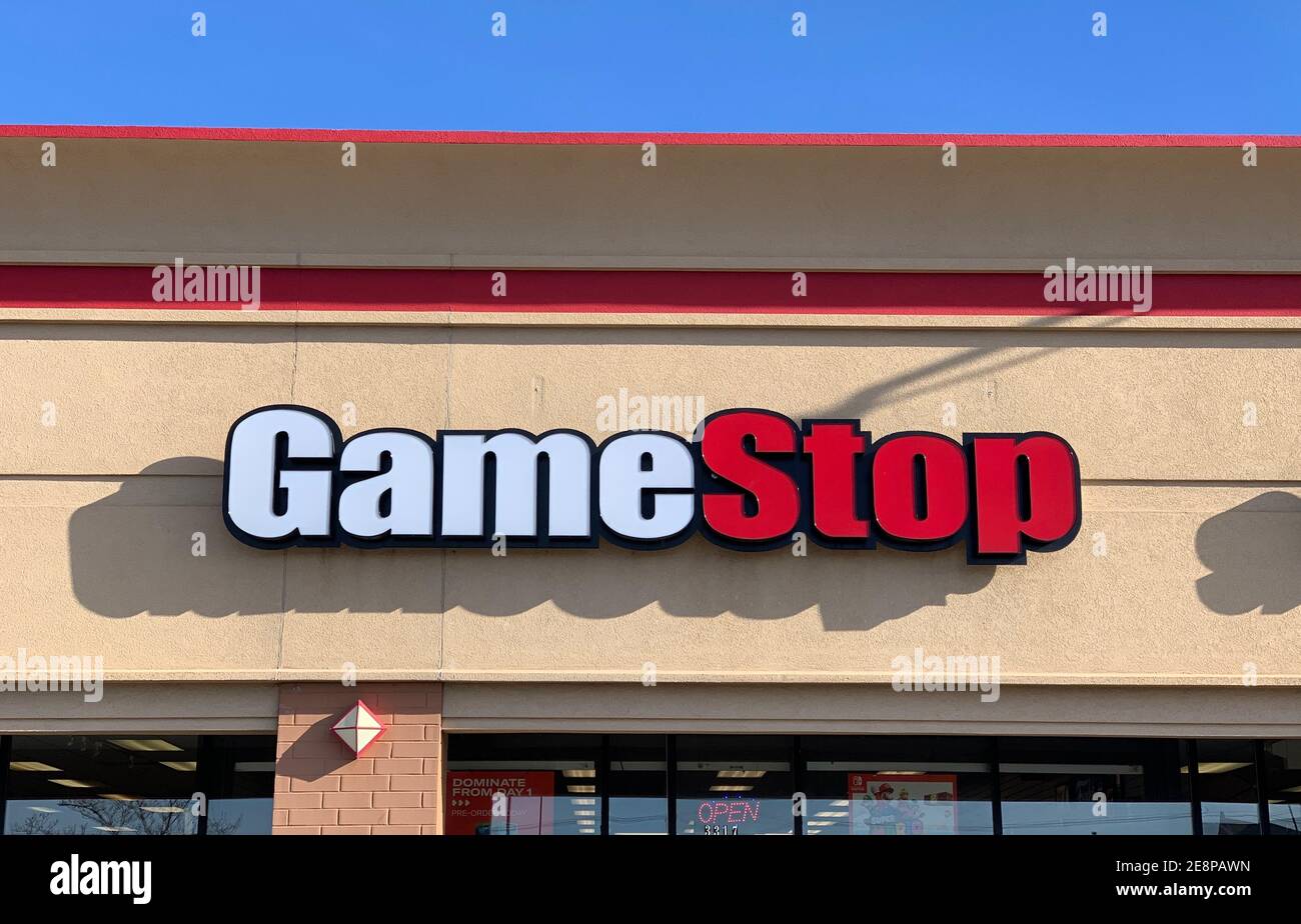 Helena, Montana - 31. Januar 2021: GameStop-Logo Zeichen von Storefront, in den Nachrichten steigen Aktien von reddit Investments, Wall Street Aktien steigen, Geschäft Stockfoto