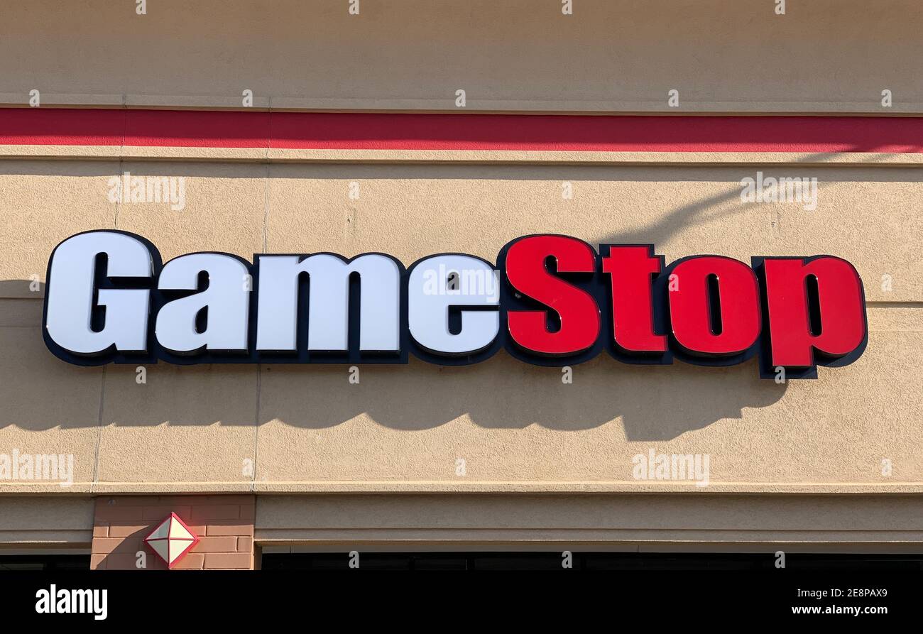 Helena, Montana - 31. Januar 2021: GameStop-Logo Zeichen von Storefront, in den Nachrichten steigen Aktien von reddit Investments, Wall Street Aktien steigen, Geschäft Stockfoto