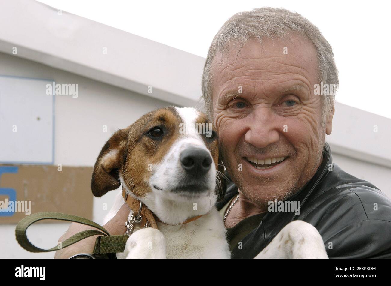 Der französische Schauspieler Yves Renier besucht am 27. September 2007 ein KURHAUS, um den Verein zum Schutz der Tierrechte in Gennevilliers bei Paris zu unterstützen. Foto von Giancarlo Gorassini/ABACAPRESS.COM Stockfoto