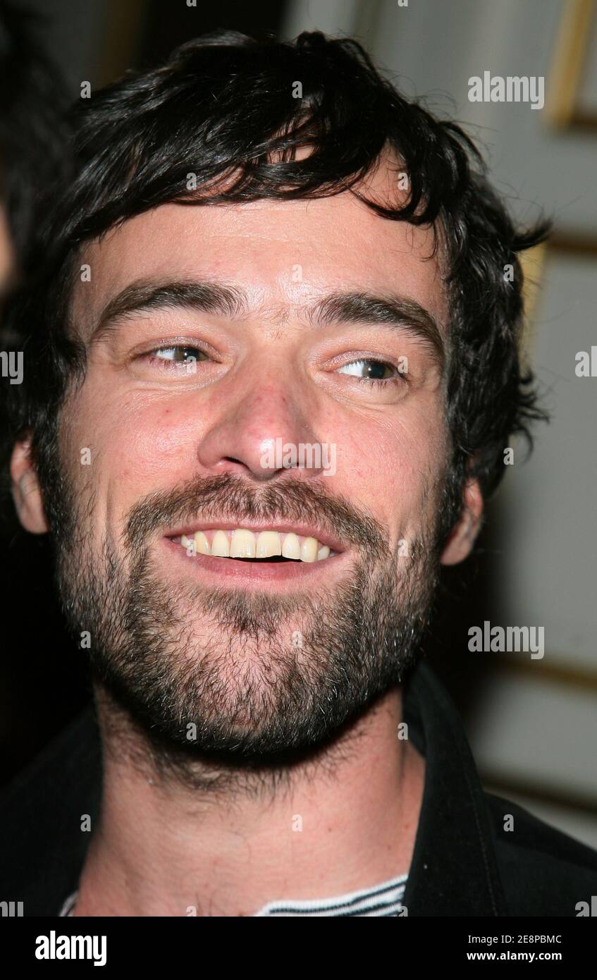 Der französische Schauspieler Romain Duris nimmt am 27. September 2007 an der Eröffnungsfeier des neuen Citroen Stores C42 auf den Champs Elysees in Paris Teil. Foto von Denis Guignebourg/ABACAPRESS.COM Stockfoto