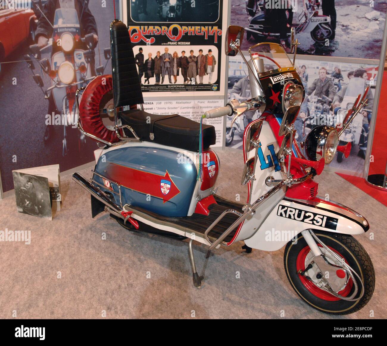 Blick auf verschiedene Stände auf der 'Mondial du 2 Roues', der alle zwei Jahre stattfindenden Motorradmesse, die am 28. September 2007 im Parc des Expositions Porte de Versailles in Paris, Frankreich, stattfindet. Die meisten Marken teilten ihren 50 bis 125cc Motorrädern und Scootern sowie ihren GT Scootern (250cc und höher) Fahrzeugpalette den größten Platz zu, daher nach der Wende von Kunden Anforderungen für diese Art von Motorrädern und Scootern Mischungen genommen. Hier ist der Lambretta Roller von Quadrophenia abgebildet. Foto von Nicolas Khayat/ABACAPRESS.COM Stockfoto