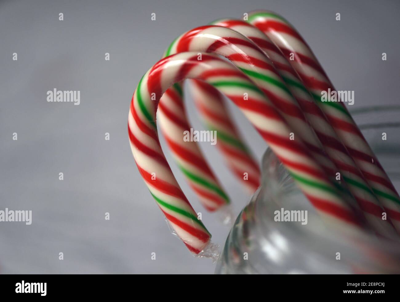 Weihnachtsbonbons, in Kunststoff verpackte Bonbons in einem durchsichtigen Glas Stockfoto