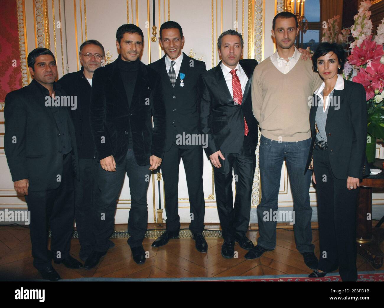 Die französischen Schauspieler Pascal Elbe, Atmen Kelif, Arie Elmaleh, Roschdy Zem, Pierre Jolivet und Rachida Dati posieren nach einer Zeremonie, bei der der französische Schauspieler Roschdy Zem von Justizministerin Rachida Dati im Hotel de Bourvallais in Paris die Medaille „Officier dans L'Ordre National du Merite“ erhielt. Am 29. September 2007. Foto von Christophe Guibbaud/ABACAPRESS.COM Stockfoto Die französischen Schauspieler Pascal Elbe, Atmen Kelif, Arie Elmaleh, Roschdy Zem, Pierre Jolivet und Rachida Dati posieren nach einer Zeremonie, bei der der französische Schauspieler Roschdy Zem von Justizministerin Rachida Dati im Hotel de Bourvallais in Paris die Medaille „Officier dans L'Ordre National du Merite“ erhielt. Am 29. September 2007. Foto von Christophe Guibbaud/ABACAPRESS.COM Stockfoto