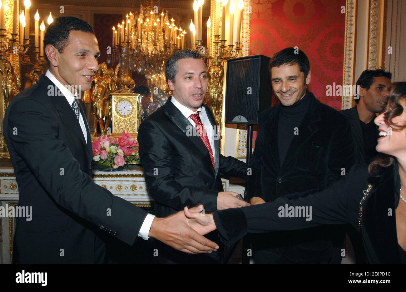 Die französischen Schauspieler Roschdy Zem, Pascal Elbe und Atmen Kelif posieren nach einer Zeremonie, bei der der französische Schauspieler Roschdy Zem am 29. September 2007 von Justizministerin Rachida Dati im Hotel de Bourvallais in Paris, Frankreich, die Medaille "Officier dans L'Ordre National du Merite" erhielt. Foto von Christophe Guibbaud/ABACAPRESS.COM Stockfoto