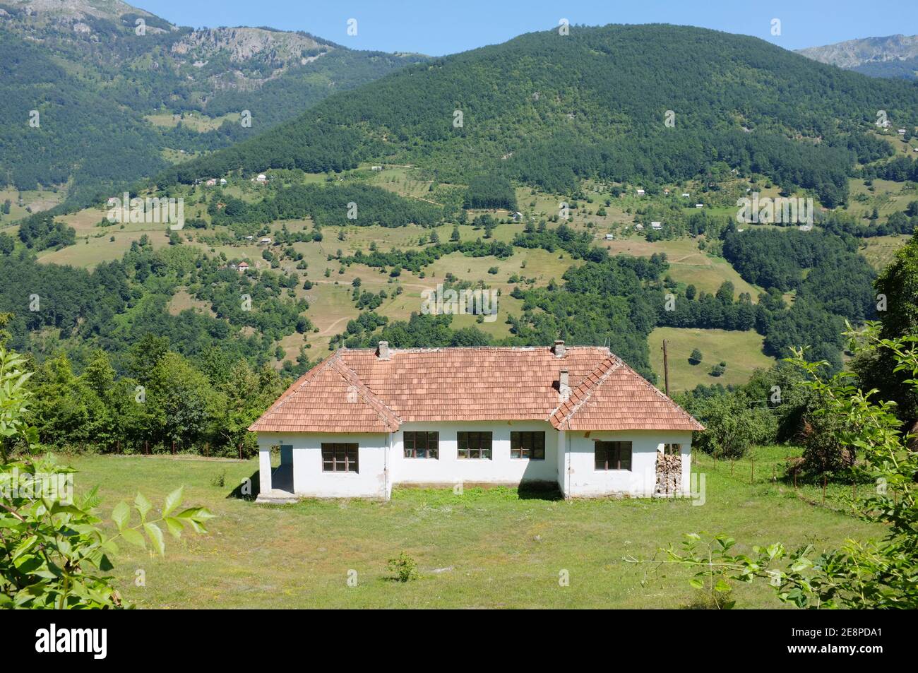 Landhaus entlang Tara Tal in Montenegro Stockfoto