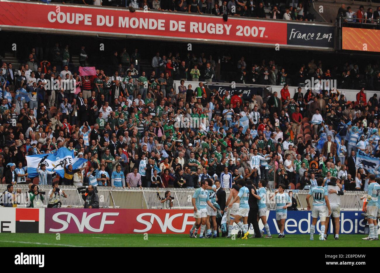 Argentiniens Mannschaft feiert ihren Sieg bei der IRB Rugby Weltmeisterschaft 2007, Pool D, Irland gegen Argentinien beim Parxc des Princes in Paris, Frankreich am 30. September 2007. Argentinien gewann 30-15. Foto von Christophe Guibbaud/Cameleon/ABACAPRESS.COM Stockfoto