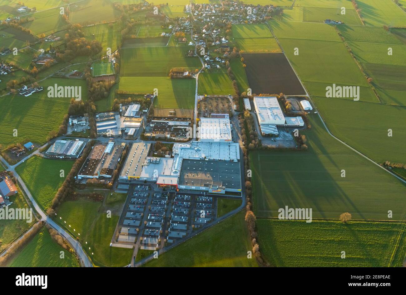 Luftaufnahme, Industriegebiet Prozessionsweg, Möbelturflon, Parkplätze, Werl, Nordrhein-Westfalen, Deutschland, DE, Europa, Handelsunternehmen, Stockfoto
