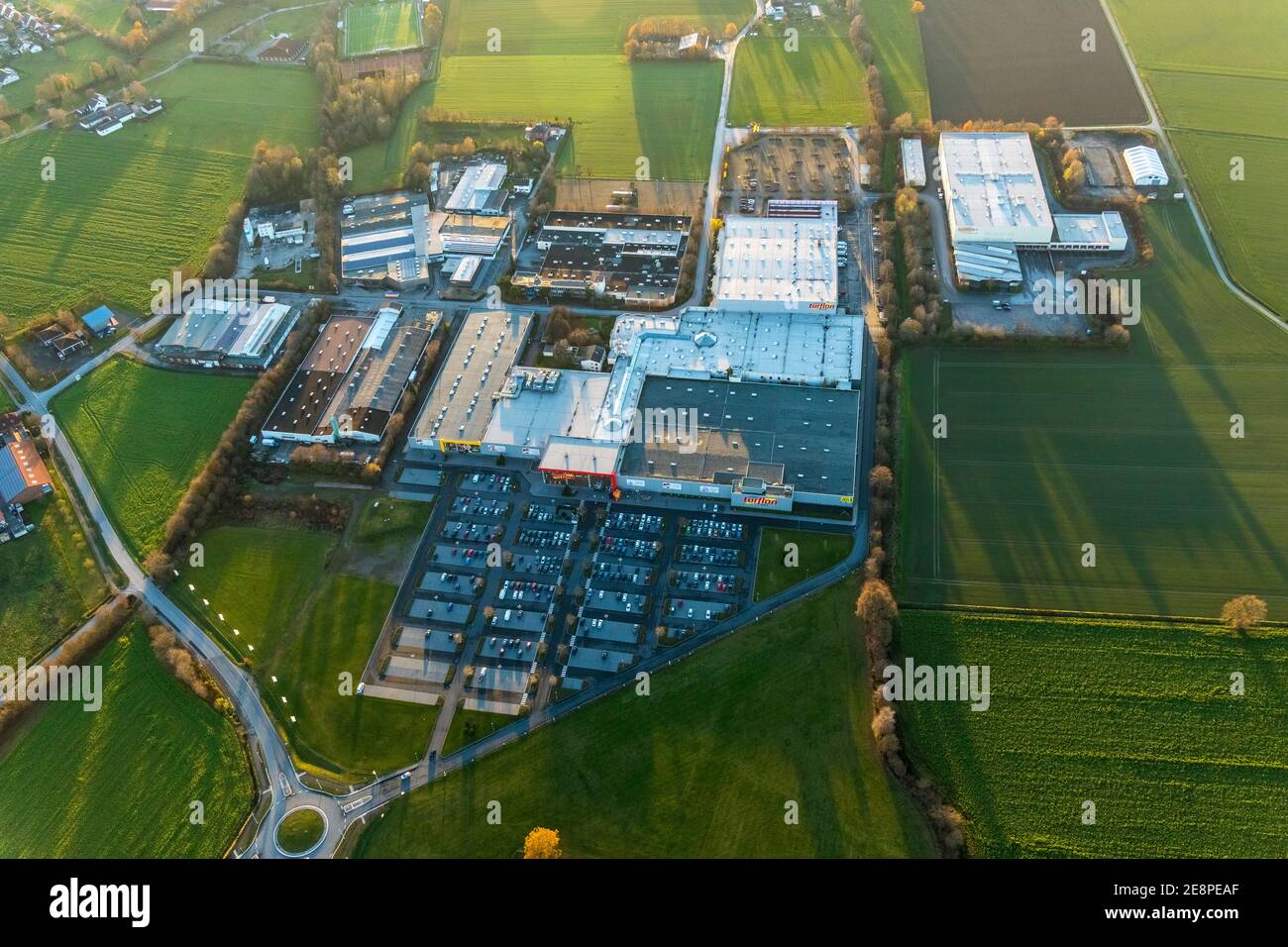 Luftaufnahme, Industriegebiet Prozessionsweg, Möbelturflon, Parkplätze, Werl, Nordrhein-Westfalen, Deutschland, DE, Europa, Handelsunternehmen, Stockfoto