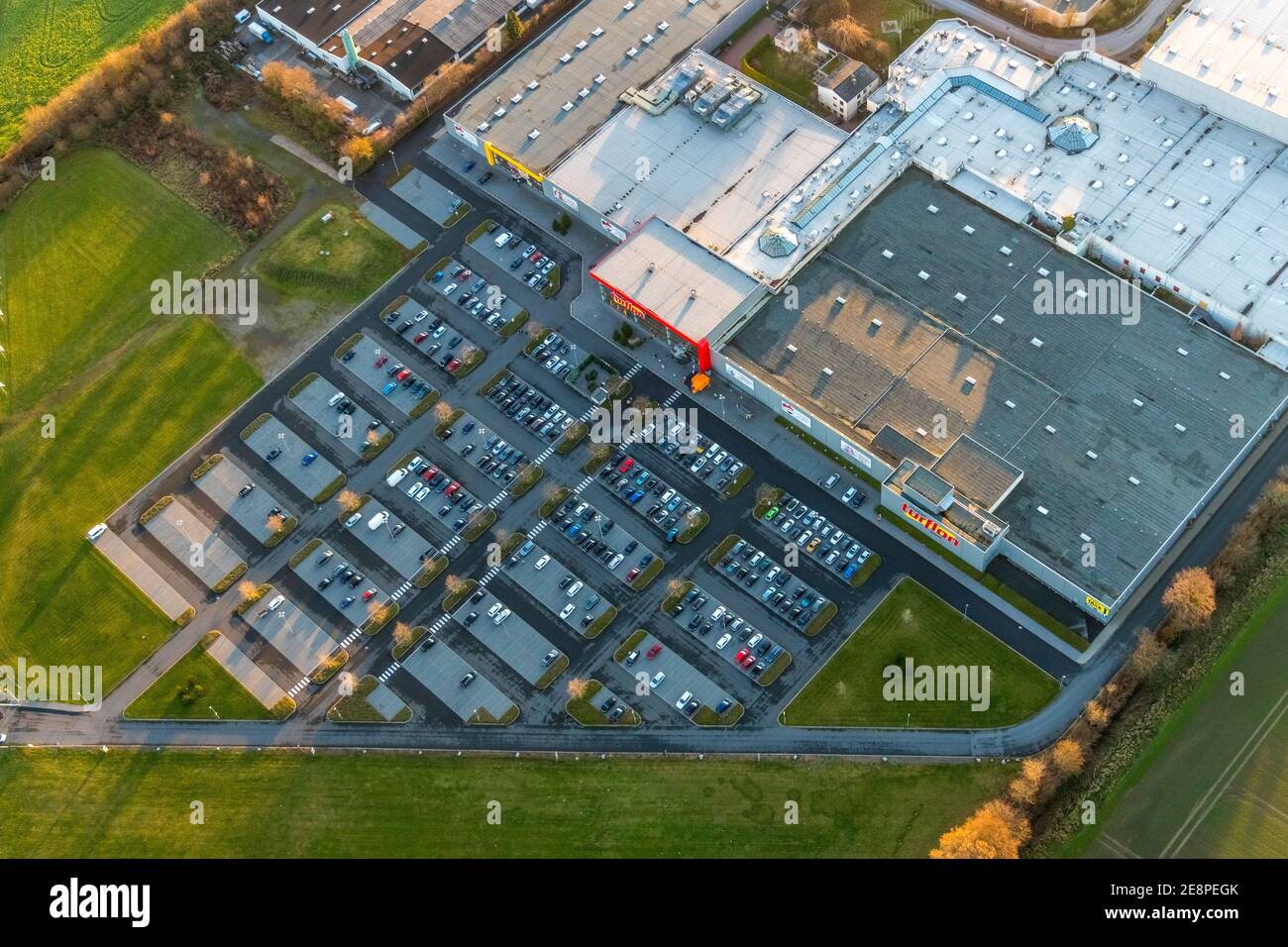 Luftaufnahme, Industriegebiet Prozessionsweg, Möbelturflon, Parkplätze, Werl, Nordrhein-Westfalen, Deutschland, DE, Europa, Handelsunternehmen, Stockfoto