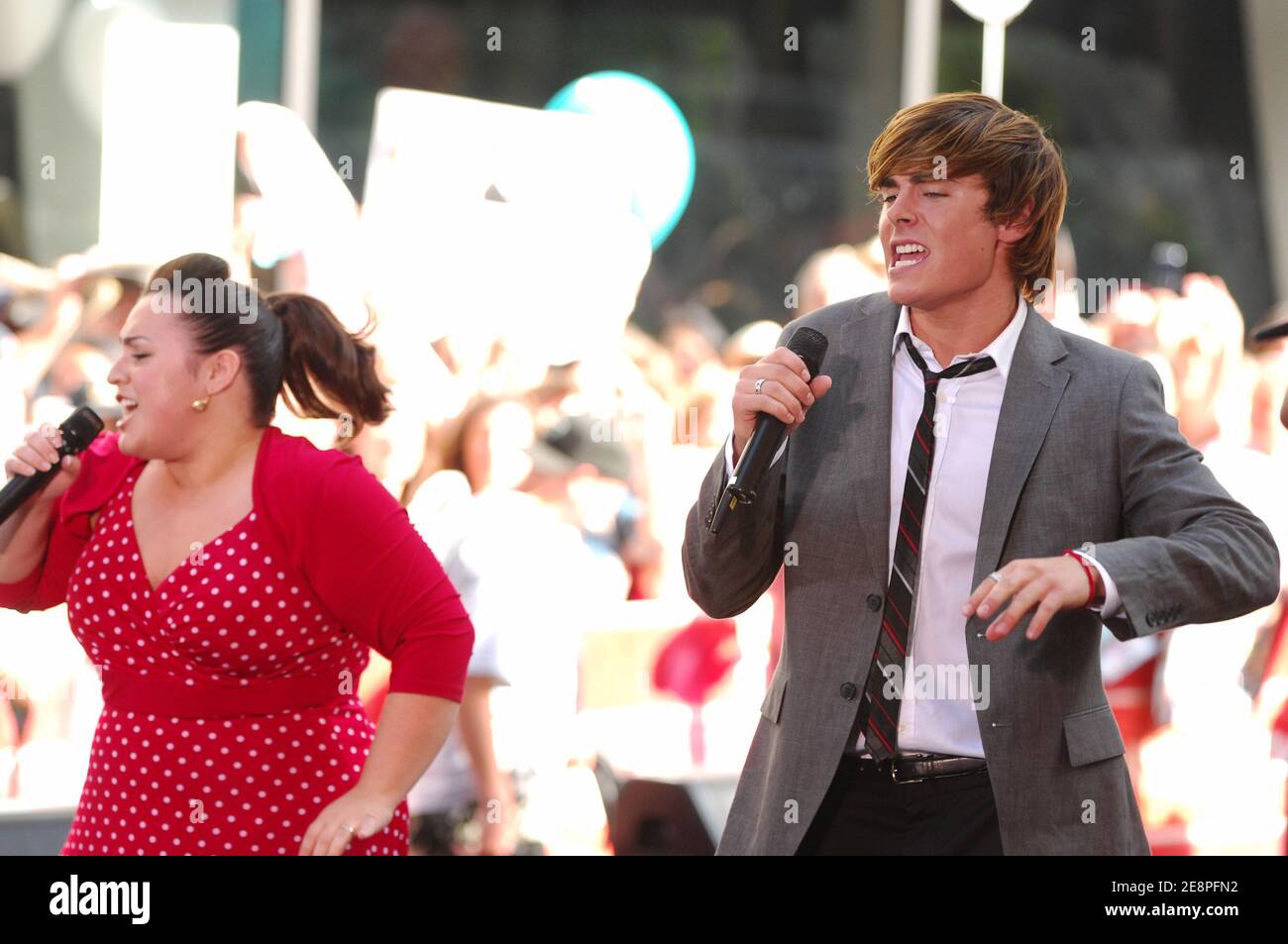 Die Schauspieler Zac Efron (R) und Nikki Blonsky aus der Besetzung von