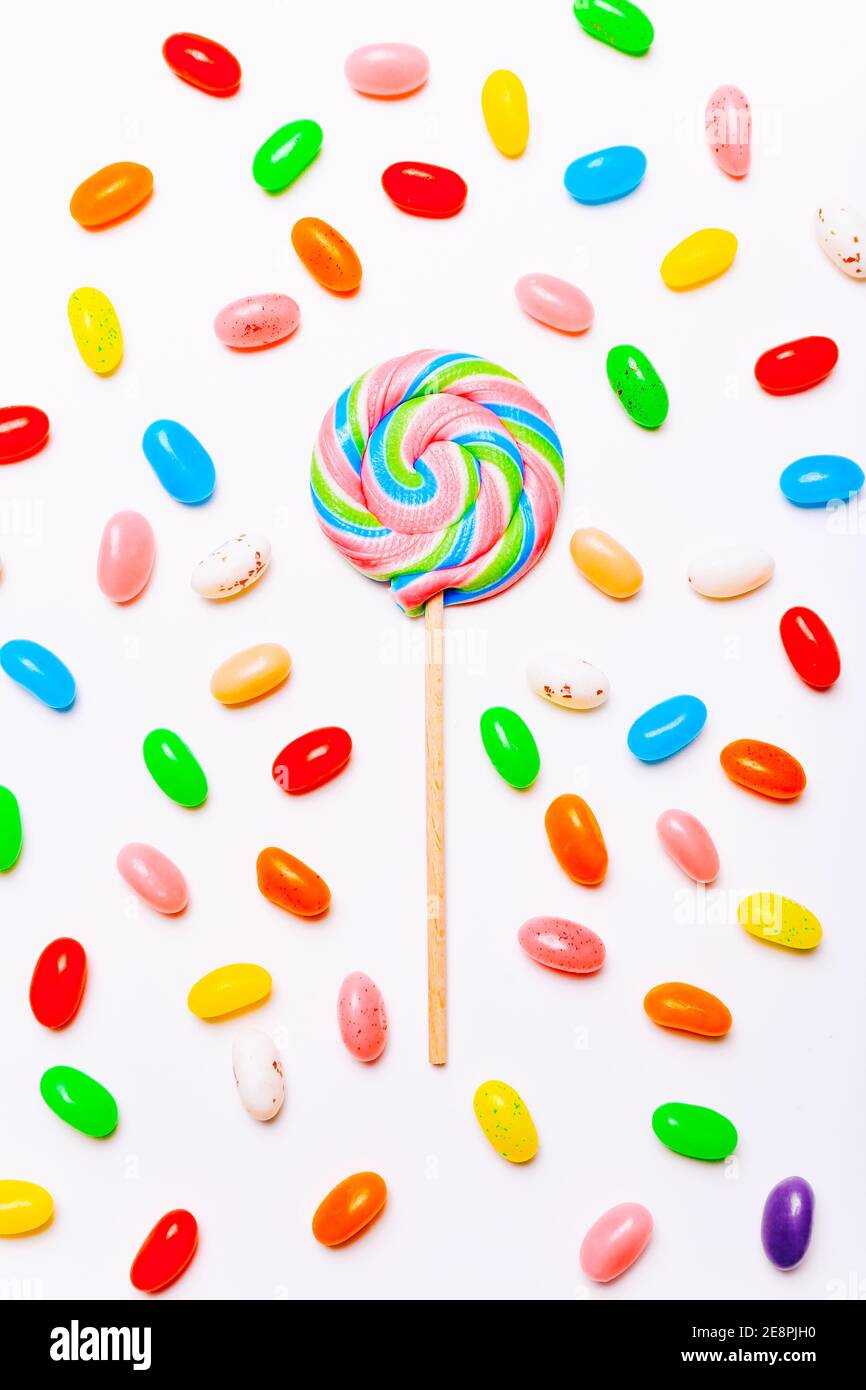 Lollipop und Gelee Bonbons auf weißem Hintergrund. Draufsicht Stockfoto