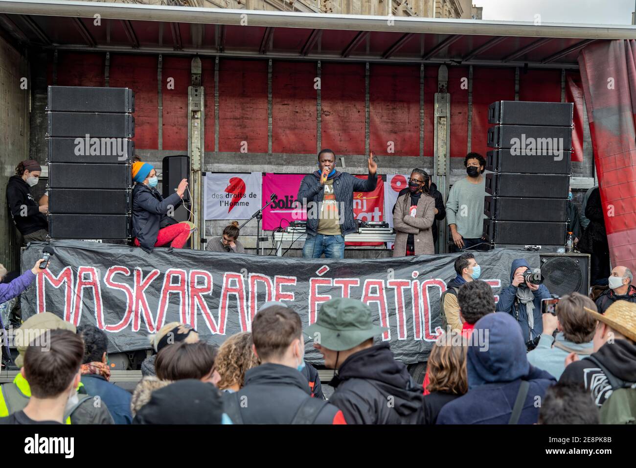 Paris, Frankreich. Januar 2021. Nationaler Marsch der Freiheiten gegen die globale Sicherheit und die libertiziden Gesetze am 30. Januar 2021 in Paris, Frankreich. Stockfoto