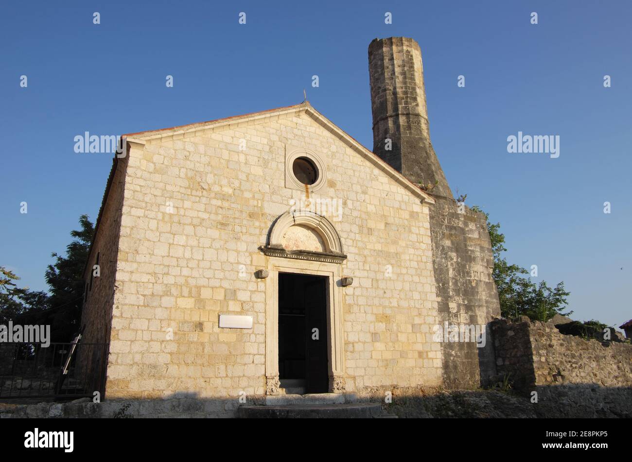 Die Kirche St. Maria wurde von Venezianern in der Altstadt von Ulcinj im Jahr 1510 gebaut, und wurde in eine Moschee, Kaisermoschee, als die Türken eroberten verwandelt Stockfoto