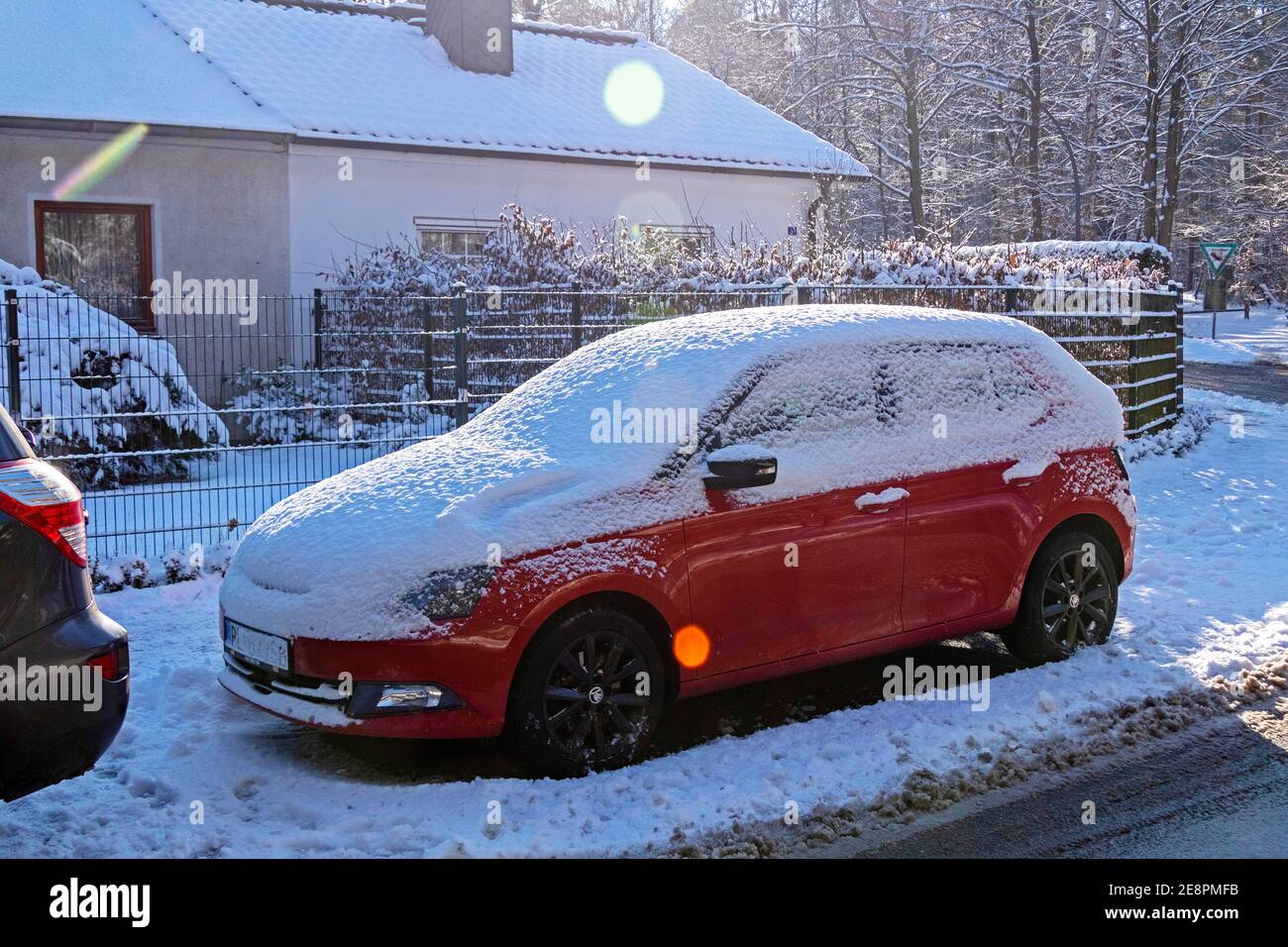 Schneebedecktes Auto, Neugraben, Harburg, Hamburg, Deutschland Stockfoto
