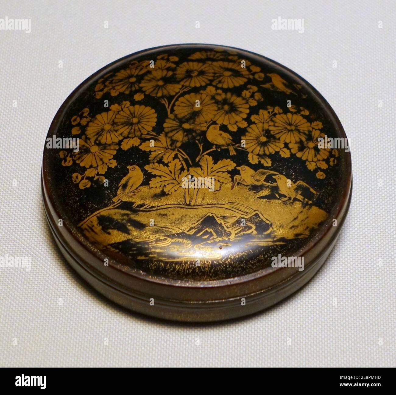 Spiegelbox mit Chrysantheme Design, Muromachi Periode, 1400s AD, maki-e Lack Stockfoto